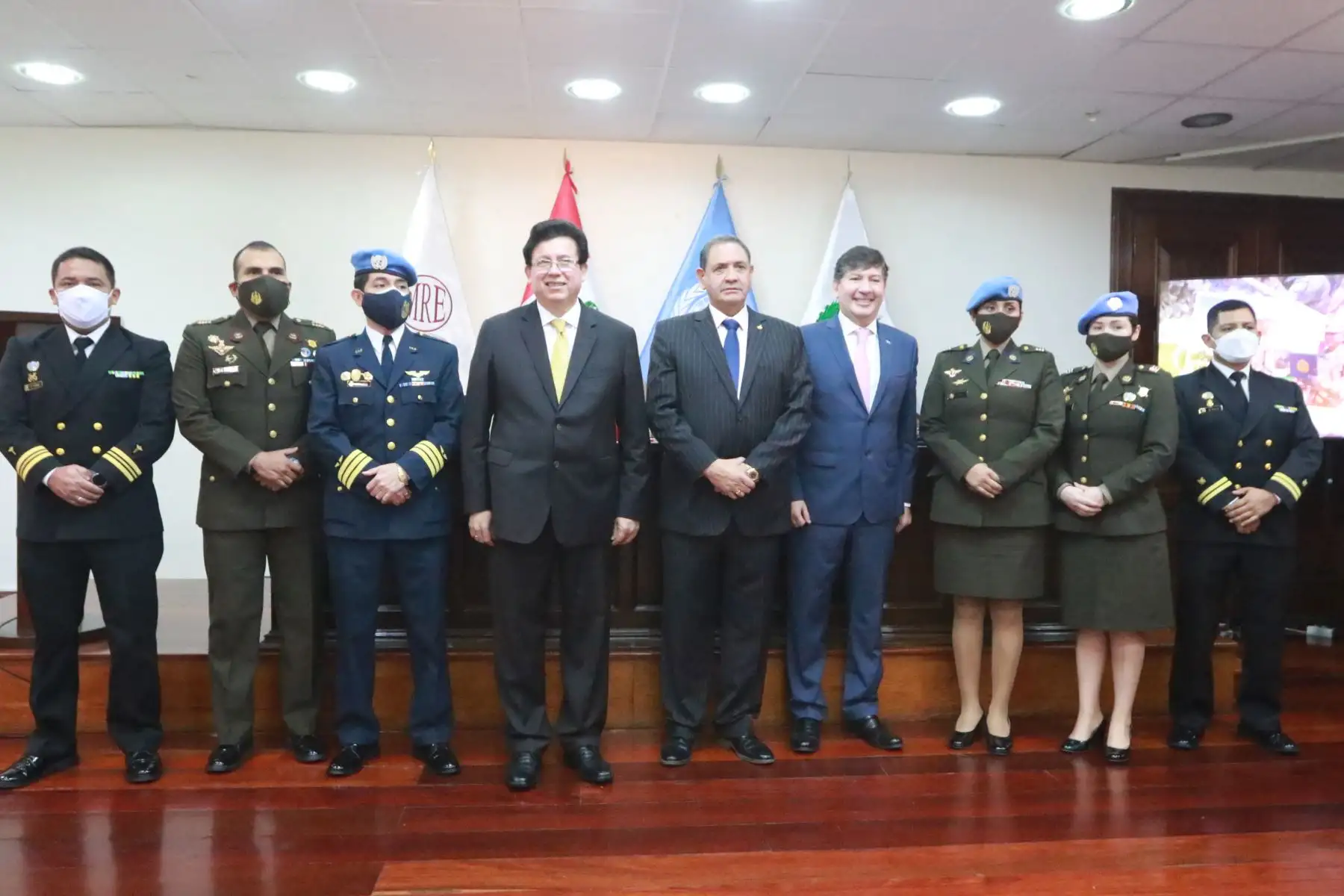 El ministro de Defensa, José Luis Gavidia Arrascue, junto al titular de la cartera de Relaciones Exteriores, Miguel Rodríguez Mackay, presentan a los medios de comunicación detalles del desarrollo y organización de la I Conferencia Latinoamericana y del Caribe sobre Operaciones de Paz. Foto: ANDINA/ Héctor Vinces