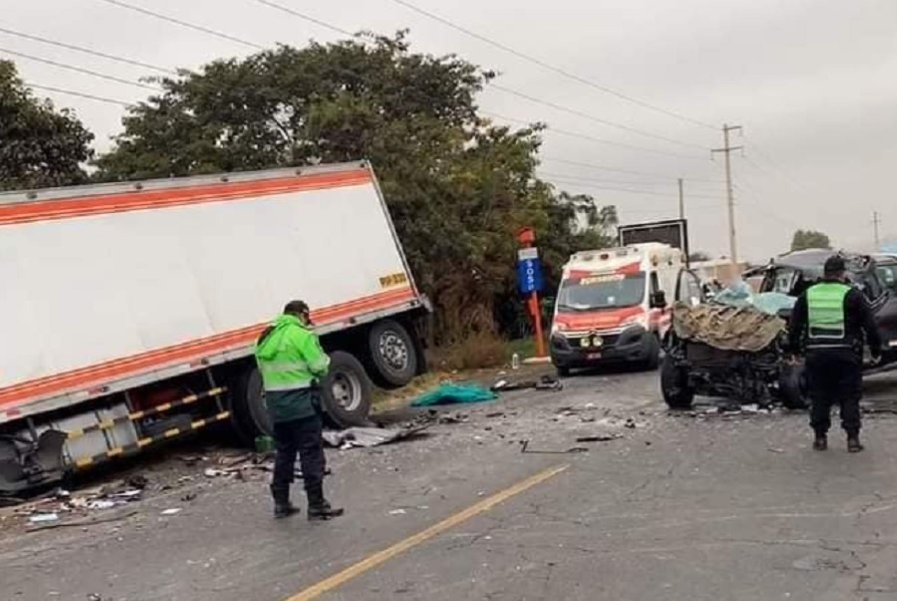 Una persona murió y otras cinco resultaron heridas producto de un violento accidente vehicular ocurrido hoy en la Panamericana Norte, a la altura del sector La Huaca, en el distrito de Comandante Noel, provincia de Casma, en el departamento de Áncash.