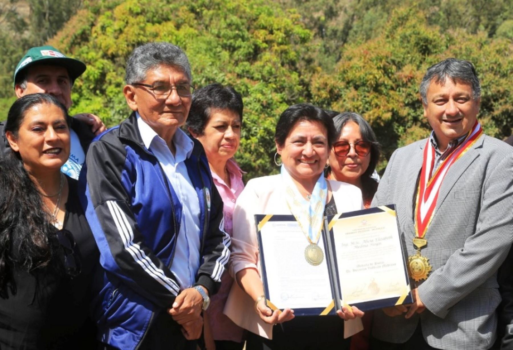 Científica Alicia Medina recibe condecoración de Universidad Hermilio Valdizán