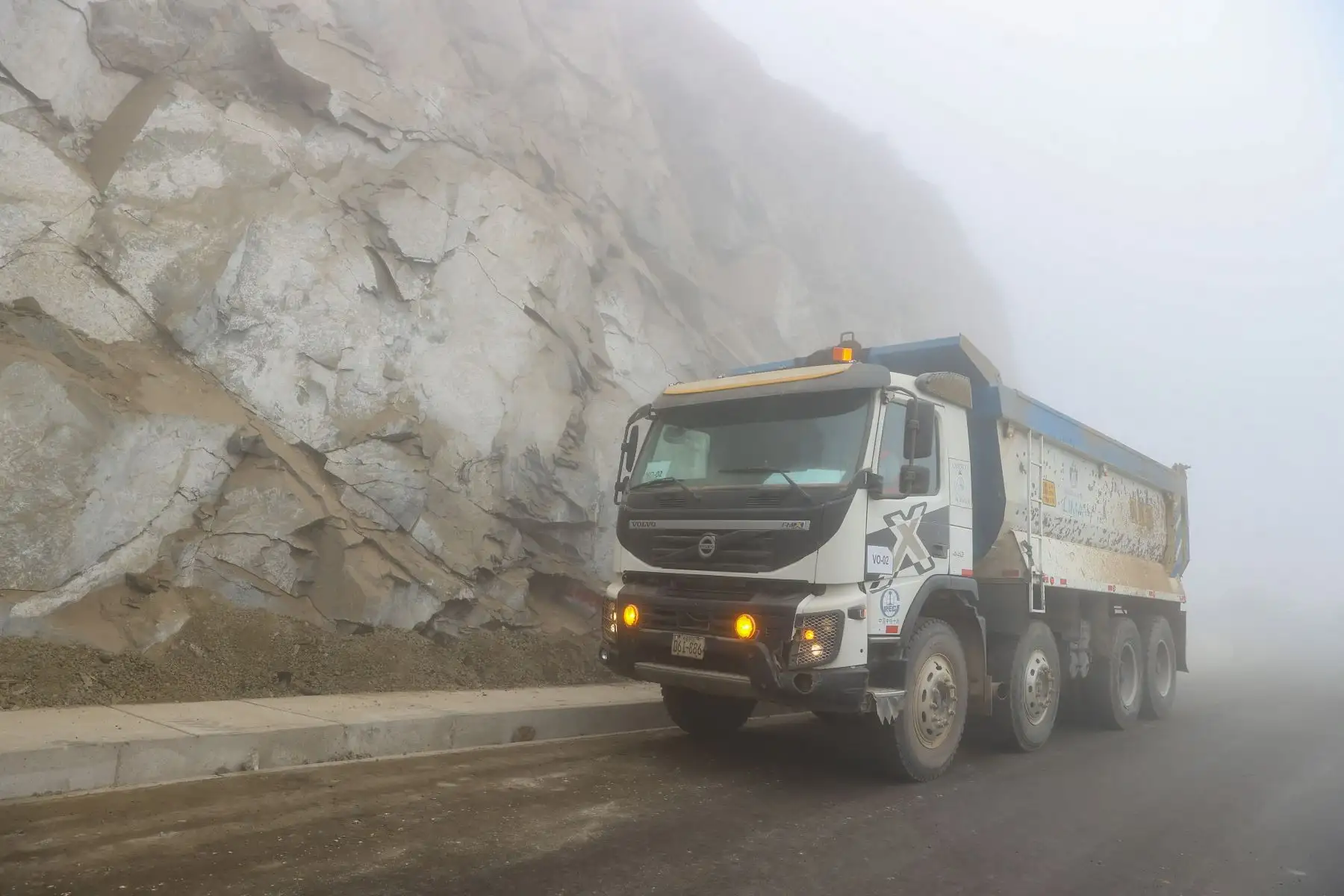 La obra se encuentra a más del 80% de ejecución y actualmente se vienen desarrollando trabajos de trazo y replanteo, demolición de estructuras de concreto, corte y compactación del terreno, así como asfaltado.
Foto: ANDINA/Andrés Valle