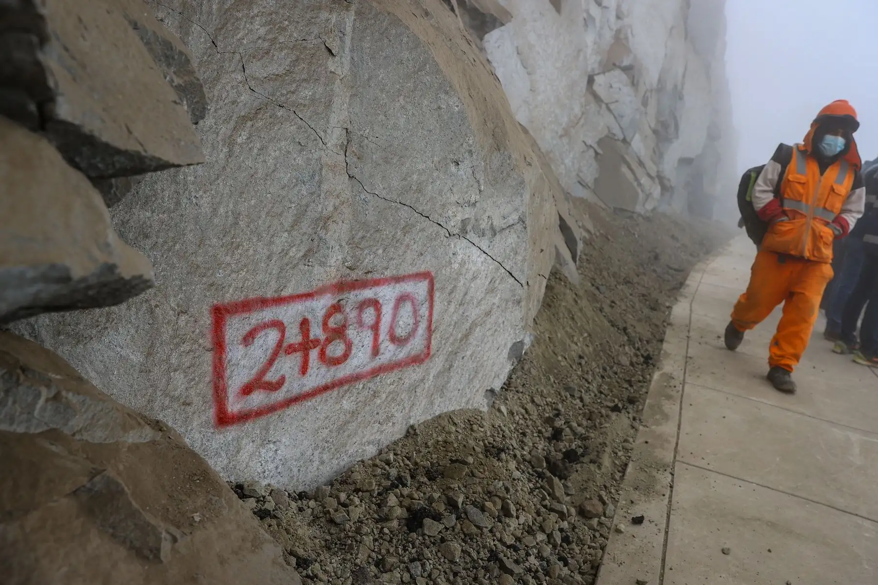 La obra se encuentra a más del 80% de ejecución y actualmente se vienen desarrollando trabajos de trazo y replanteo, demolición de estructuras de concreto, corte y compactación del terreno, así como asfaltado.
Foto: ANDINA/Andrés Valle