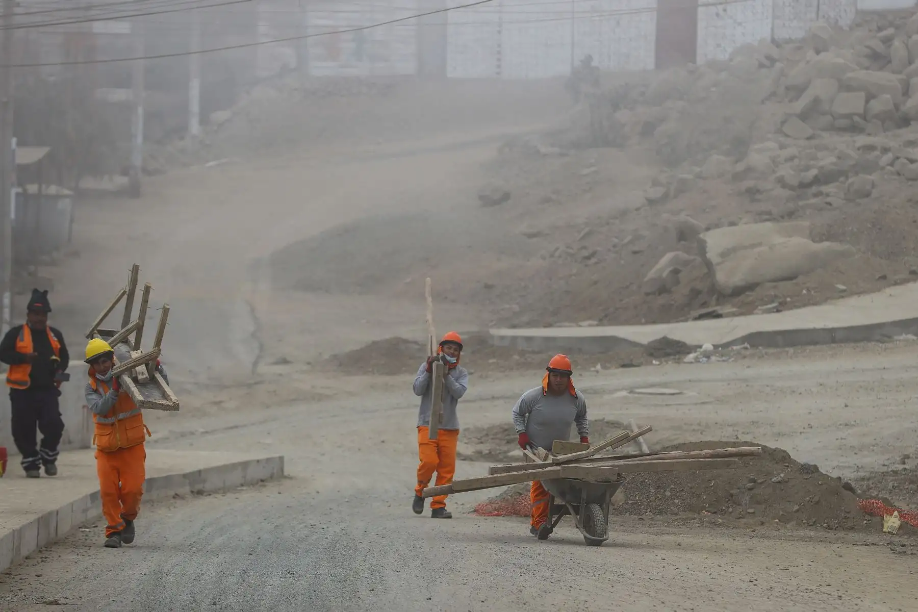 La obra se encuentra a más del 80% de ejecución y actualmente se vienen desarrollando trabajos de trazo y replanteo, demolición de estructuras de concreto, corte y compactación del terreno, así como asfaltado.
Foto: ANDINA/Andrés Valle