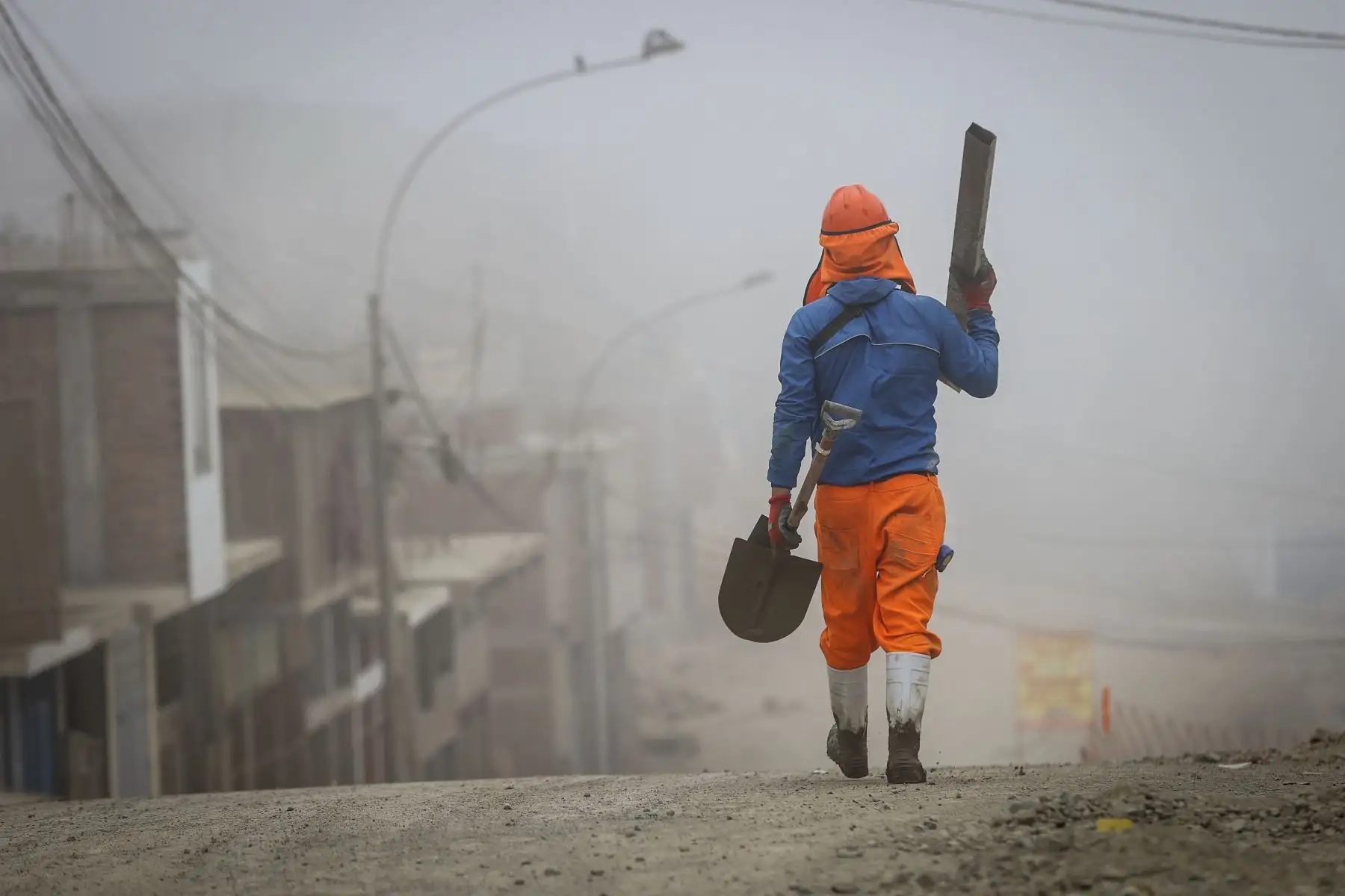 La obra se encuentra a más del 80% de ejecución y actualmente se vienen desarrollando trabajos de trazo y replanteo, demolición de estructuras de concreto, corte y compactación del terreno, así como asfaltado.
Foto: ANDINA/Andrés Valle