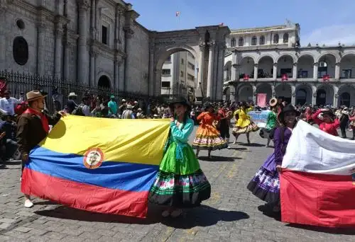 Los festejos por el 482⁰ aniversario de fundación española de la ciudad de Arequipa continúan y hoy las delegaciones que participarán de Festidanza 2022, que se inaugura esta noche realizaron un recorrido por las calles del Centro Histórico hasta llegar a la Plaza de Armas.