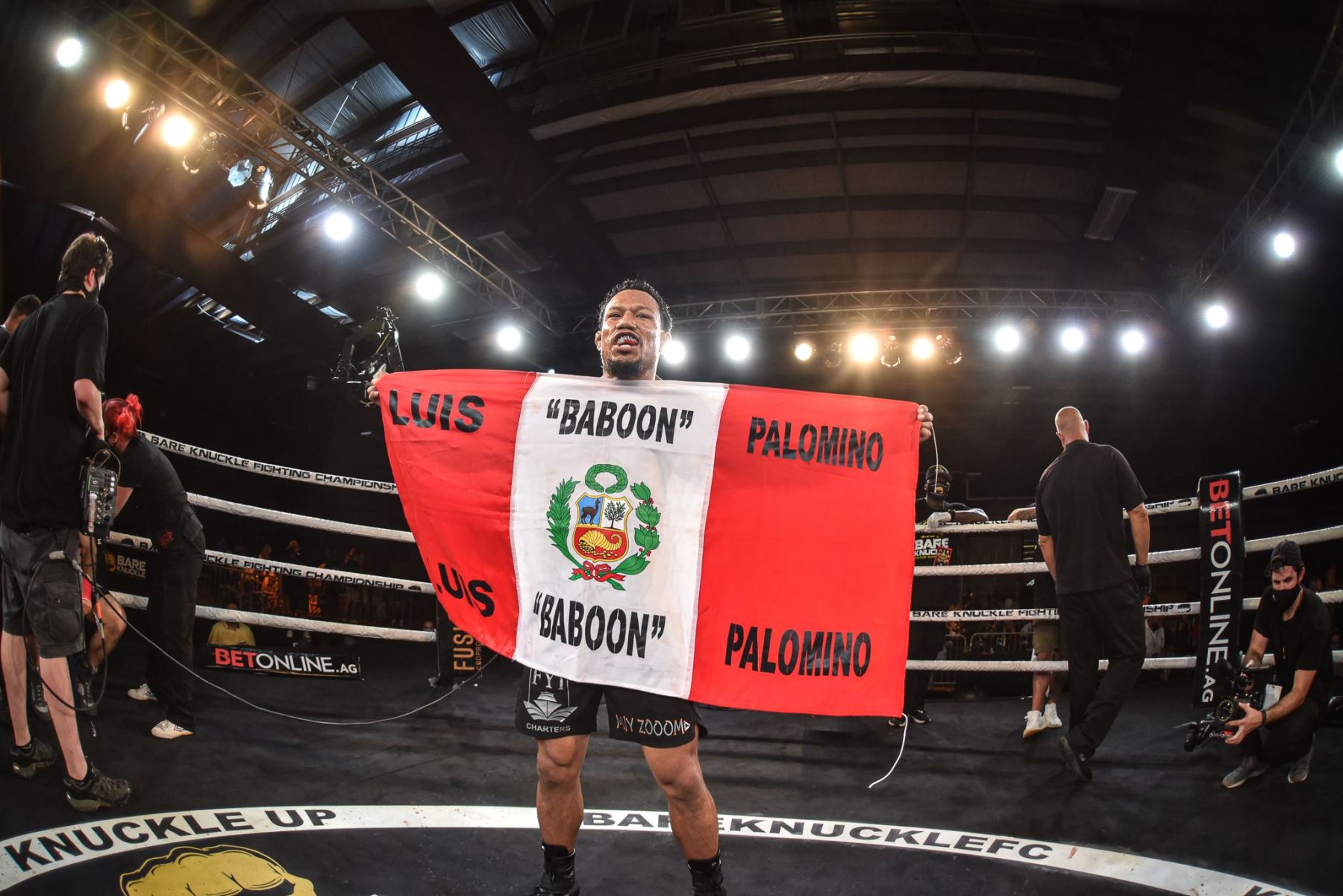 campeón mundial de Artes Marciales Mixtas (MMA) y boxeo sin guantes, Luis “Baboon” Palomino volvió al Perú con nuevo récord mundial