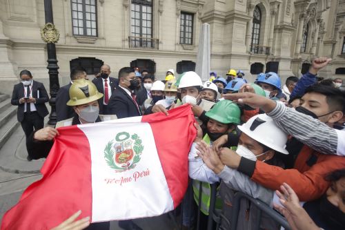 Presidente de la República, sostiene encuentro con representantes de trabajadores mineros en Palacio de Gobierno.