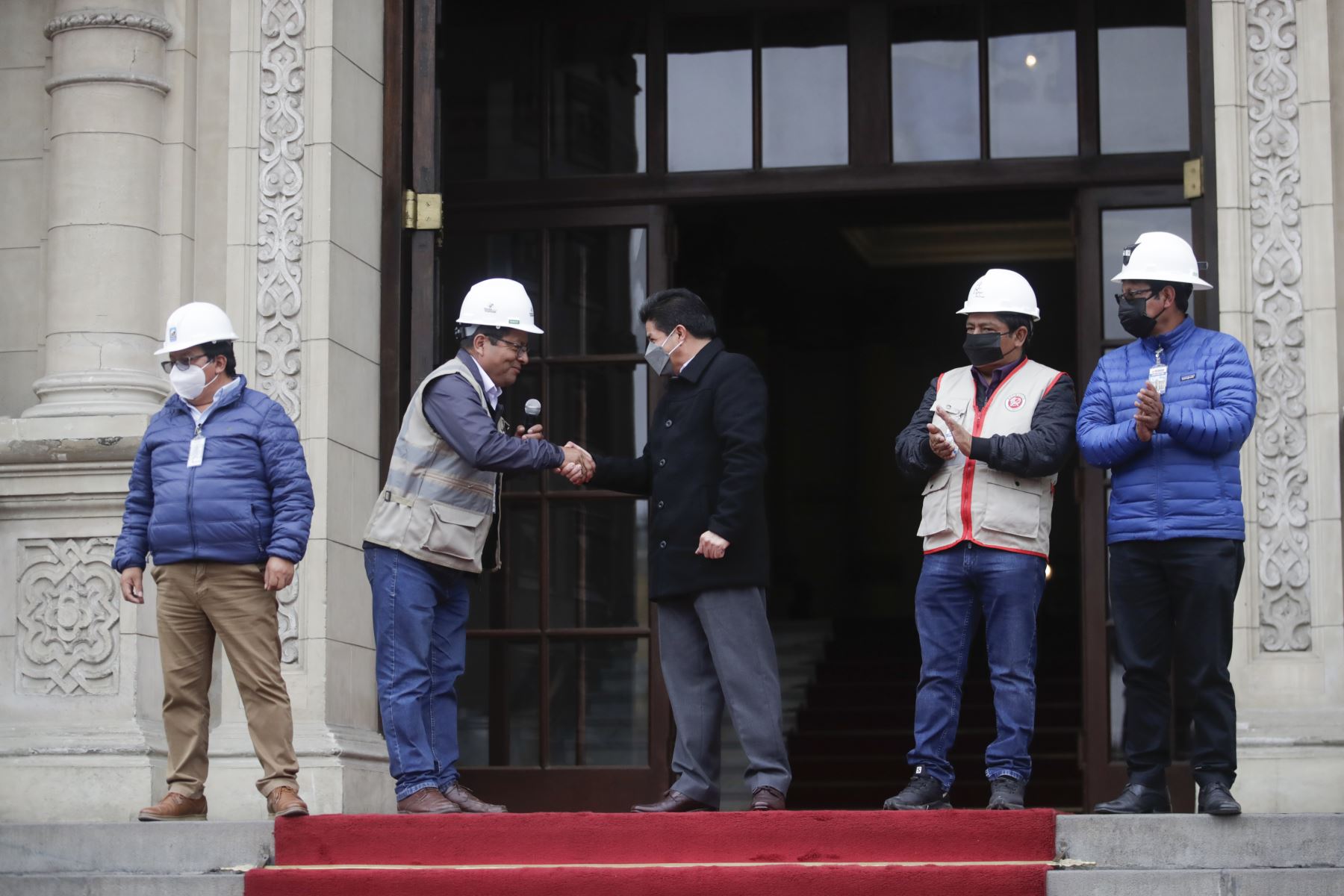 Presidente de la República, Pedro Castillo, sostiene encuentro con los representantes y trabajadores de la Confederación Nacional de Pequeña Minería y Minería Artesanal del Perú.
Foto: ANDINA/Presidencia Perú