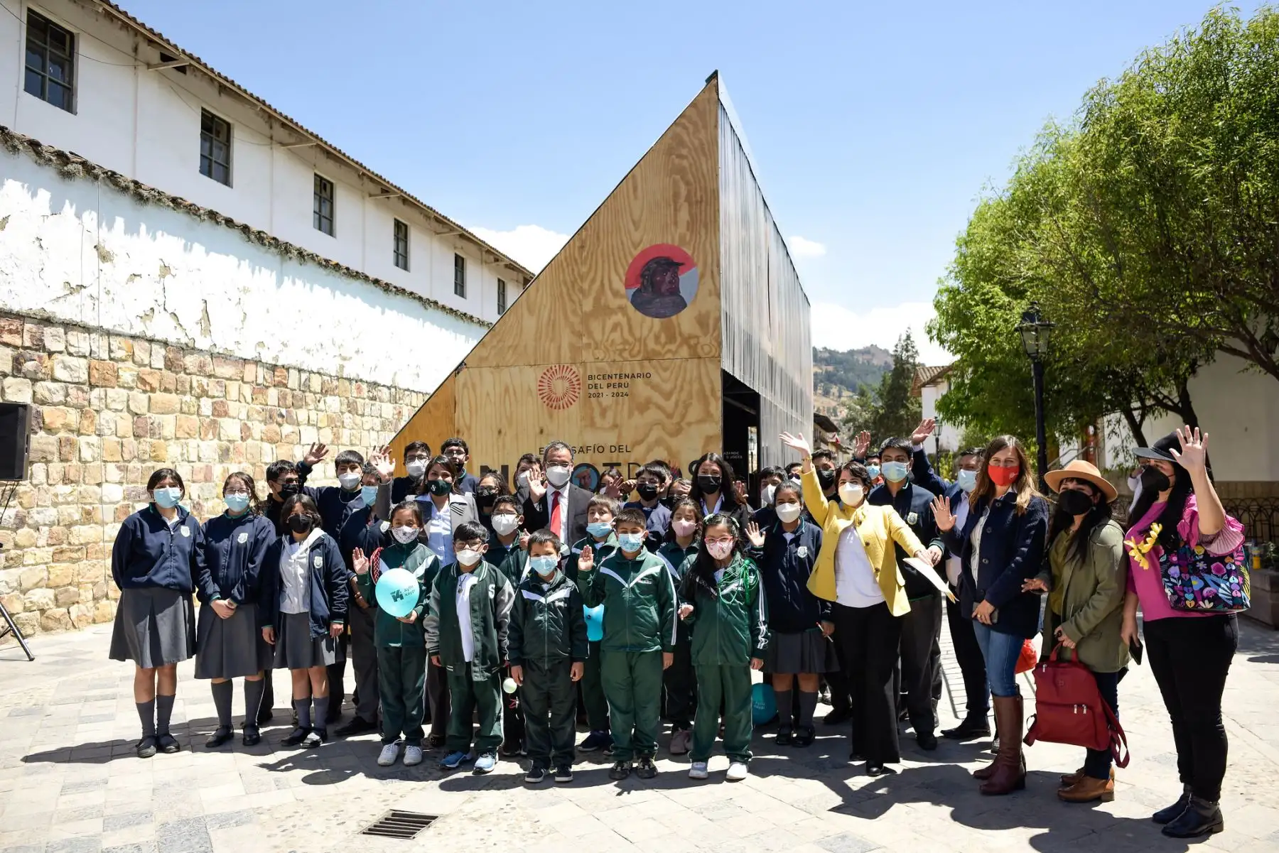 Inauguración de la exposición itinerante “El Desafío del Nosotros” del Proyecto Especial Bicentenario en Cajamarca. Participó de la ceremonia el Director Ejecutivo del Proyecto Especial Bicentenario, Hildebrando Castro Pozo Chávez y autoridades del gobierno local.
Foto: Bicentenario Perú 2021