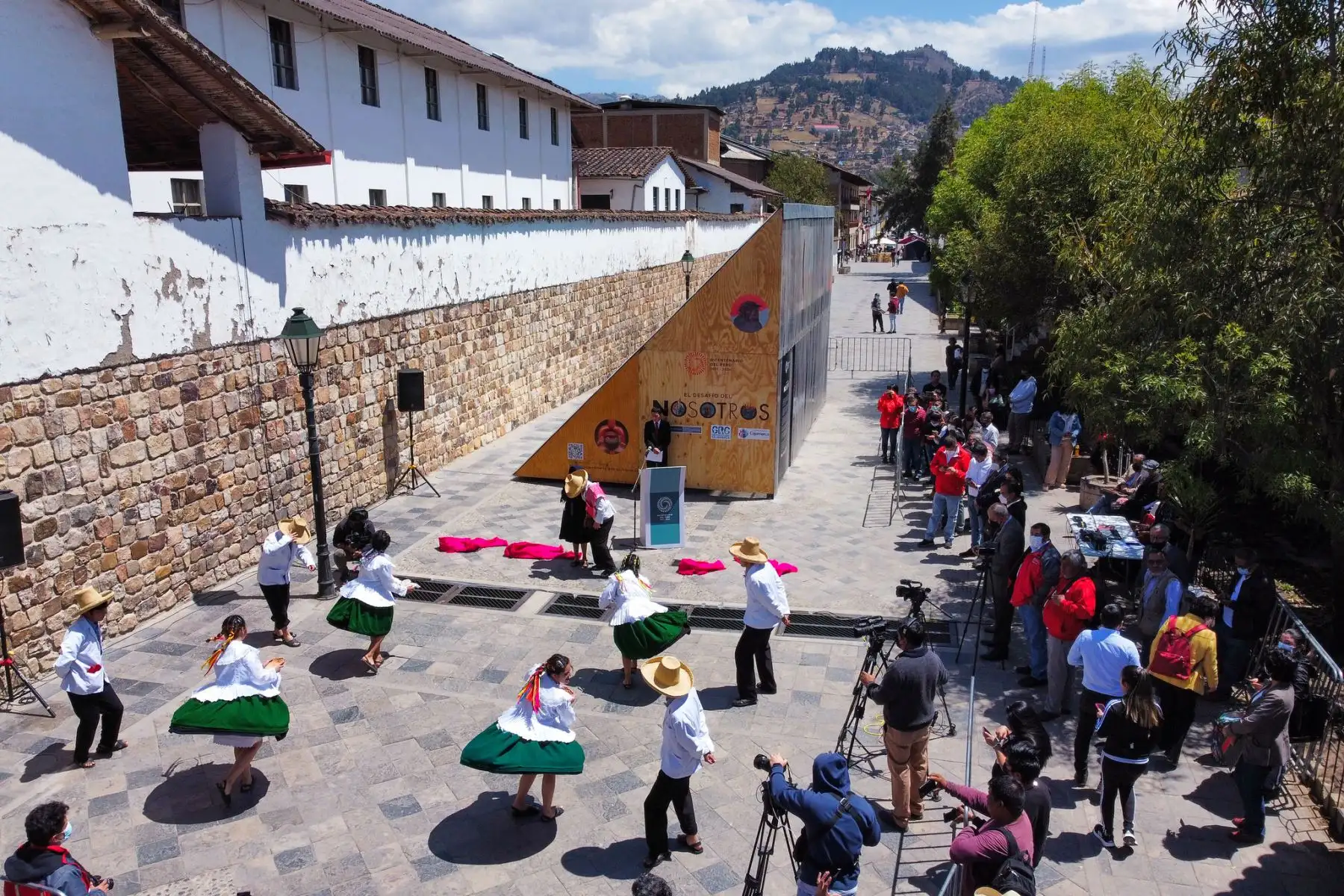 Inauguración de la exposición itinerante “El Desafío del Nosotros” del Proyecto Especial Bicentenario en Cajamarca. Participó de la ceremonia el Director Ejecutivo del Proyecto Especial Bicentenario, Hildebrando Castro Pozo Chávez y autoridades del gobierno local.
Foto: Bicentenario Perú 2021