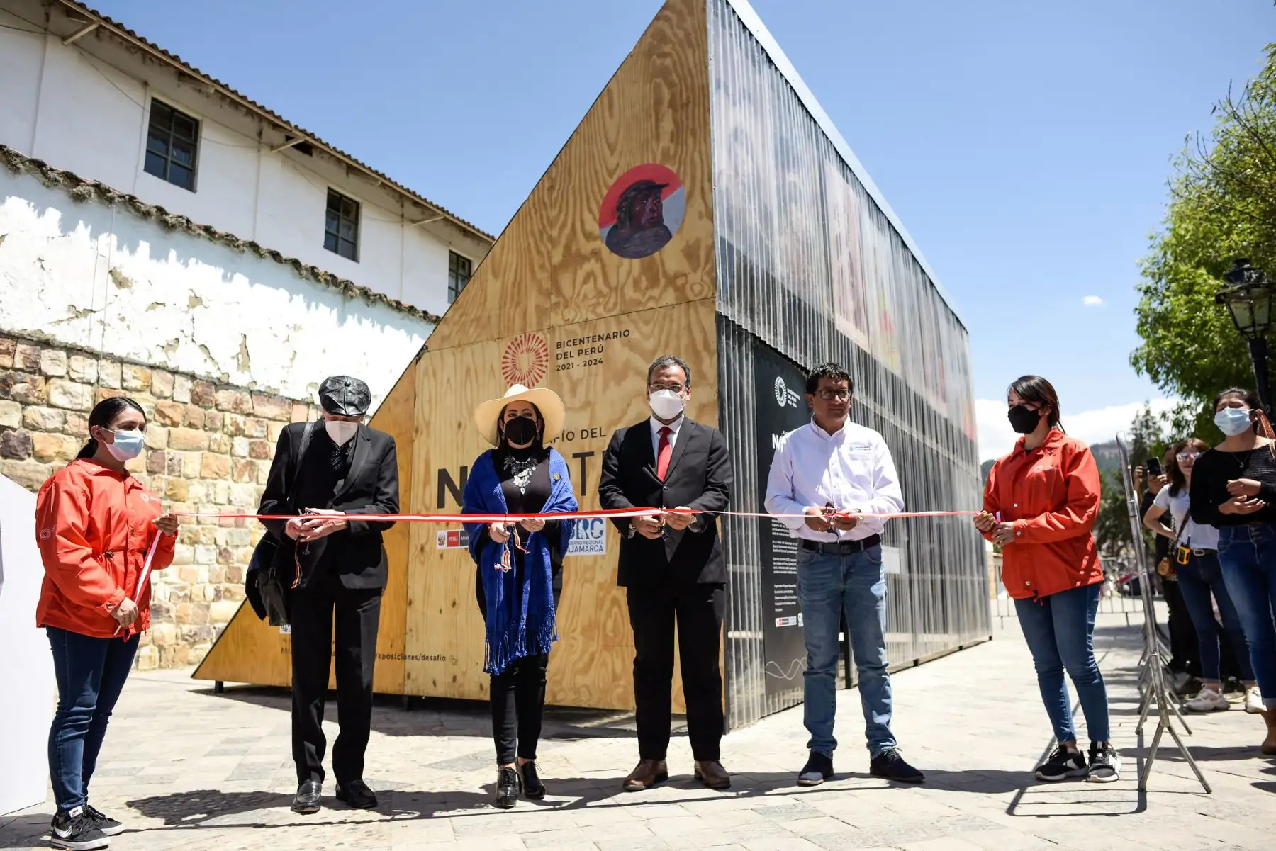 Inauguración de la exposición itinerante “El Desafío del Nosotros” del Proyecto Especial Bicentenario en Cajamarca. Participó de la ceremonia el Director Ejecutivo del Proyecto Especial Bicentenario, Hildebrando Castro Pozo Chávez y autoridades del gobierno local.
Foto: Bicentenario Perú 2021