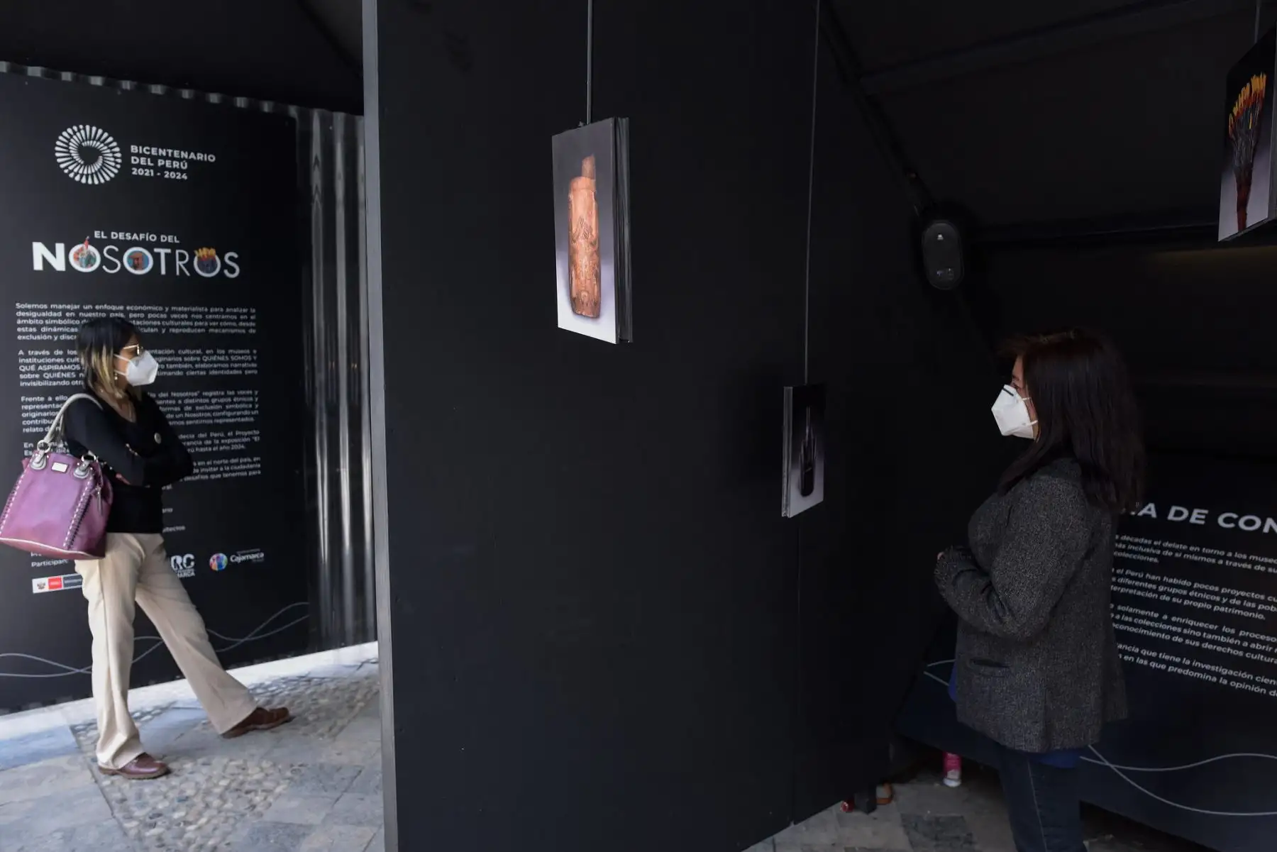 Inauguración de la exposición itinerante “El Desafío del Nosotros” del Proyecto Especial Bicentenario en Cajamarca. Participó de la ceremonia el Director Ejecutivo del Proyecto Especial Bicentenario, Hildebrando Castro Pozo Chávez y autoridades del gobierno local.
Foto: Bicentenario Perú 2021