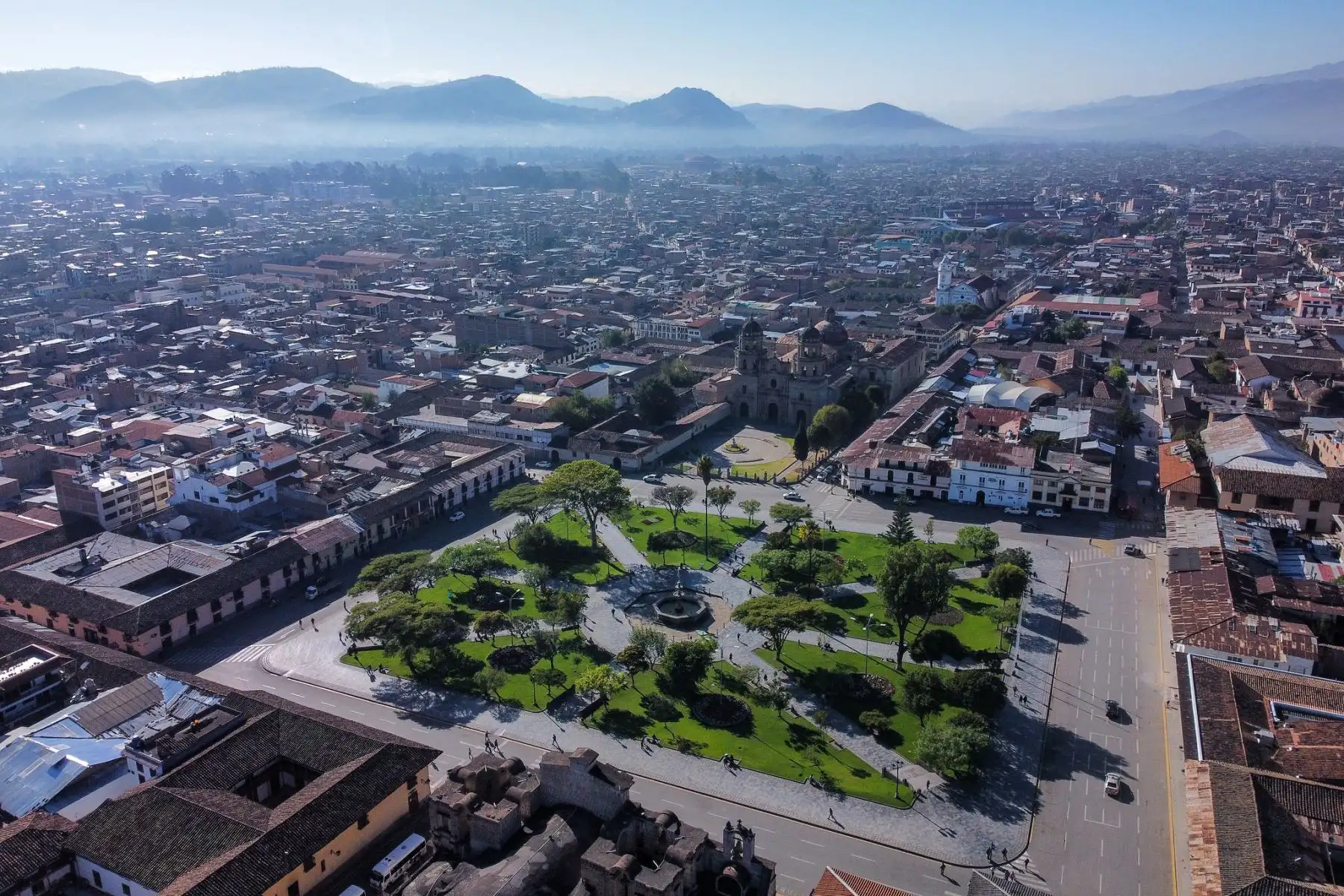Inauguración de la exposición itinerante “El Desafío del Nosotros” del Proyecto Especial Bicentenario en Cajamarca. Participó de la ceremonia el Director Ejecutivo del Proyecto Especial Bicentenario, Hildebrando Castro Pozo Chávez y autoridades del gobierno local.
Foto: Bicentenario Perú 2021