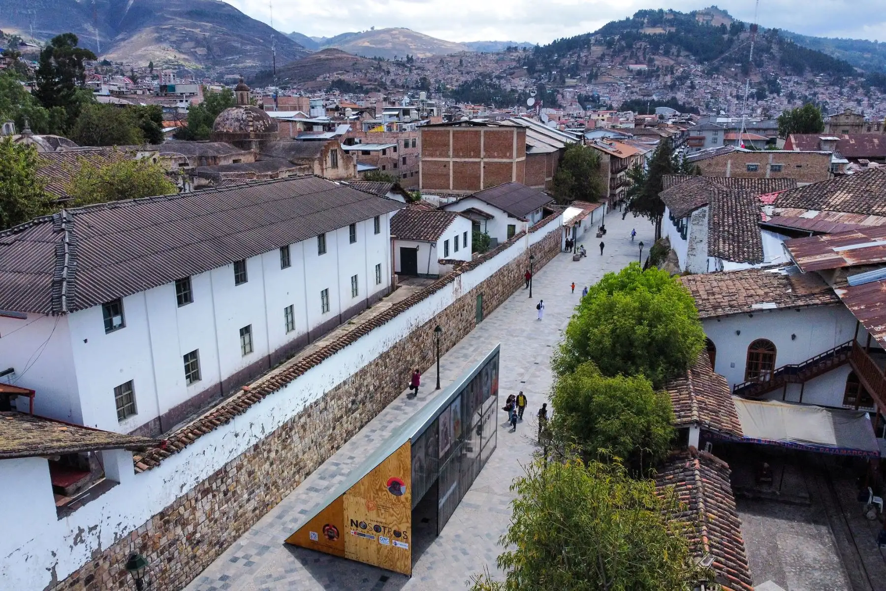 Inauguración de la exposición itinerante “El Desafío del Nosotros” del Proyecto Especial Bicentenario en Cajamarca. Participó de la ceremonia el Director Ejecutivo del Proyecto Especial Bicentenario, Hildebrando Castro Pozo Chávez y autoridades del gobierno local.
Foto: Bicentenario Perú 2021