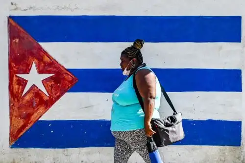 Los cubanos se ven obligados a hacer largas filas cada día para adquirir comida y productos básicos. Foto: AFP