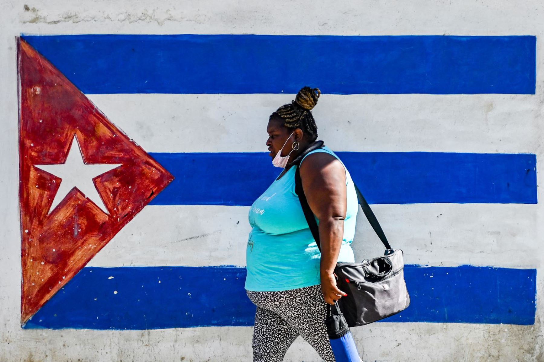 Los cubanos se ven obligados a hacer largas filas cada día para adquirir comida y productos básicos. Foto: AFP