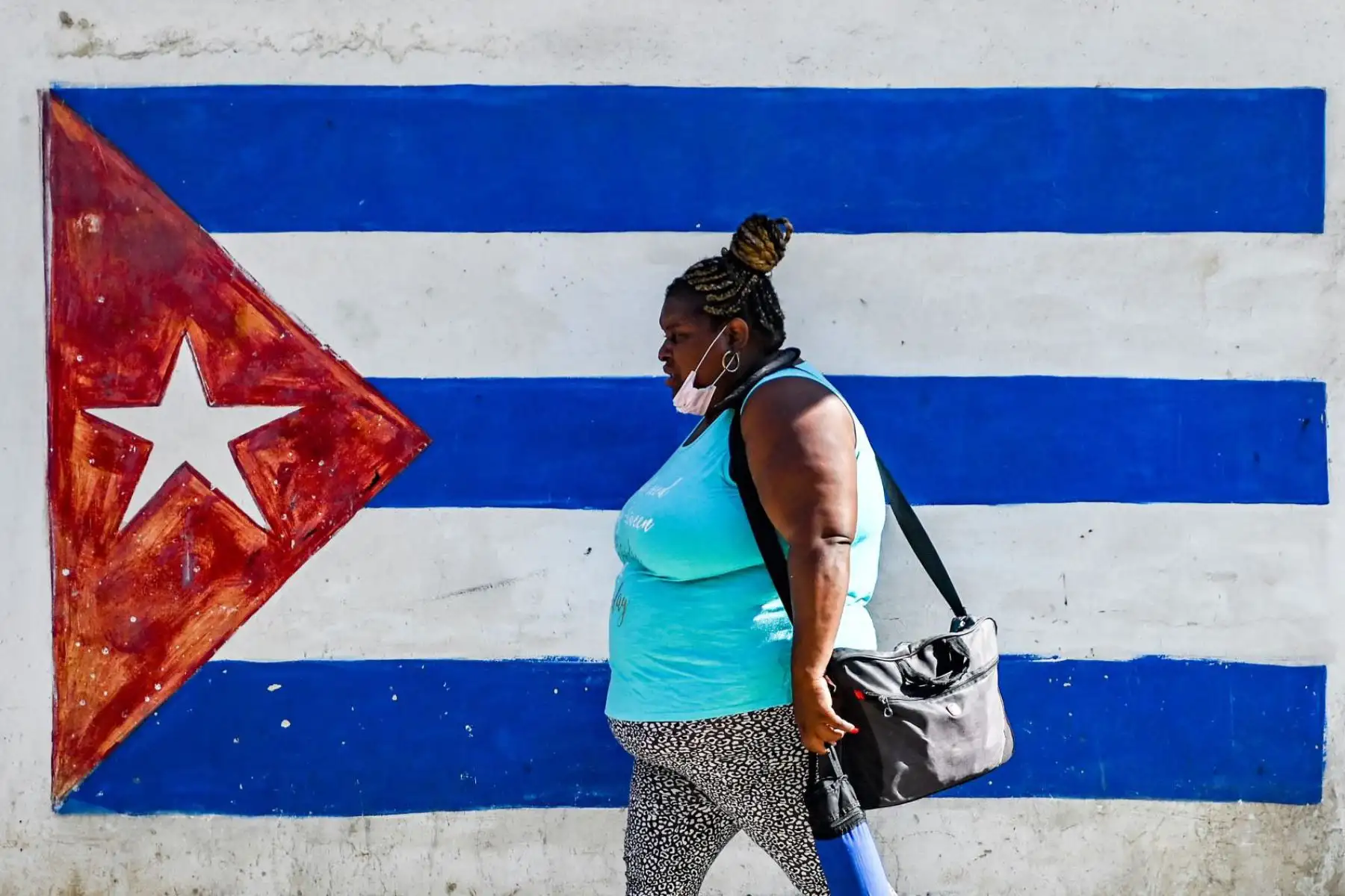 Los cubanos se ven obligados a hacer largas filas cada día para adquirir comida y productos básicos. Foto: AFP