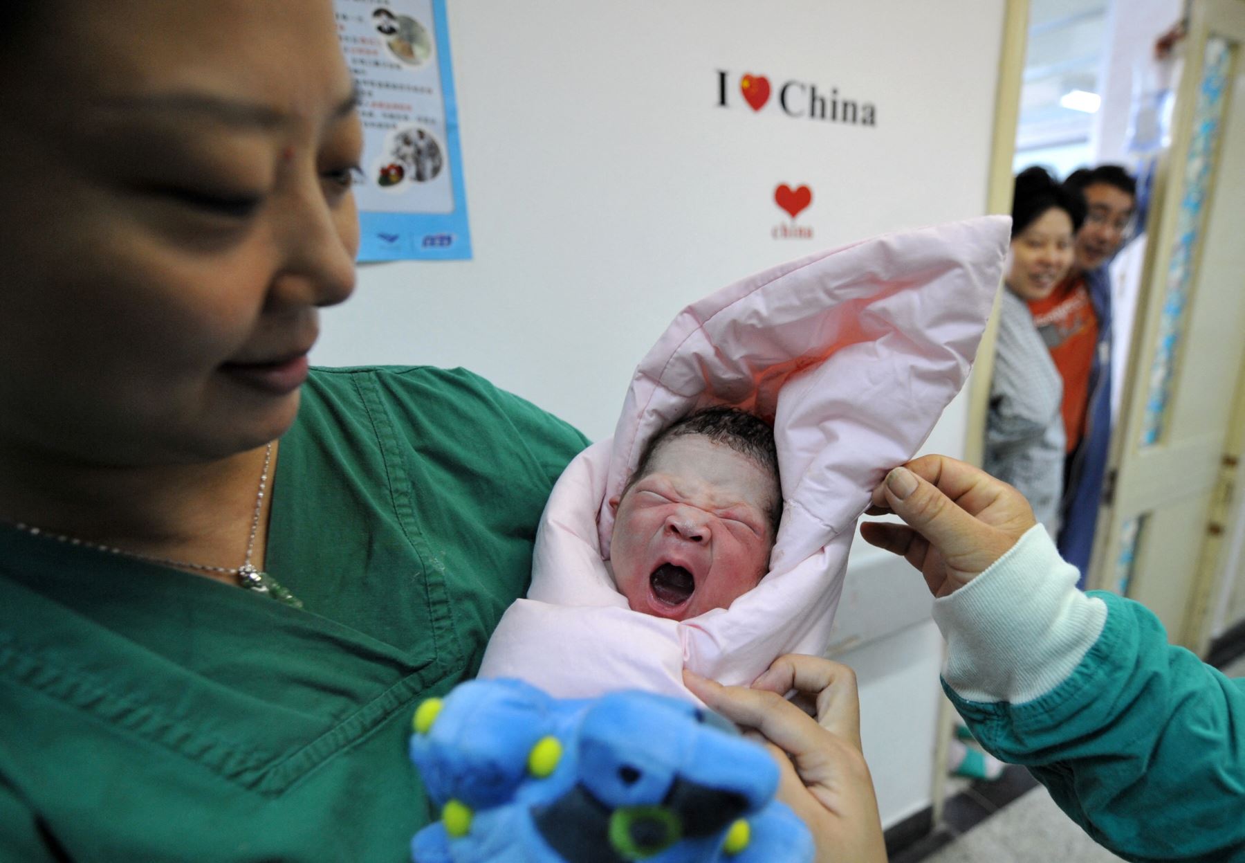 Tras décadas imponiendo la política de un solo hijo y posteriormente ampliarla a dos, China permite desde el año pasado a sus ciudadanos tener un tercer hijo. Foto: AFP