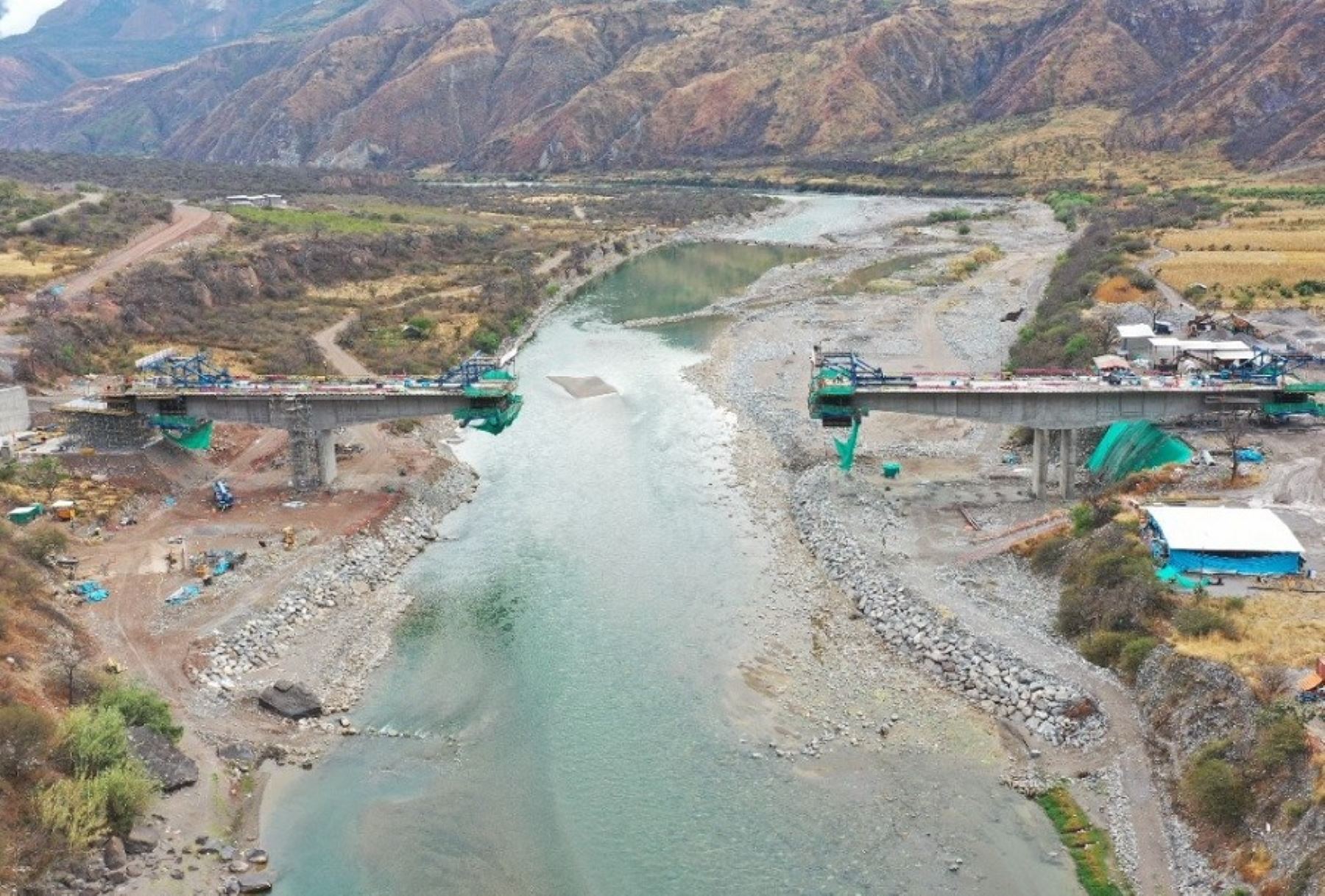 La construcción del puente interregional Pampas presenta a la fecha un considerable avance y su culminación permitirá integrar a las regiones Ayacucho y Apurímac, informó el Gobierno Regional de Ayacucho.