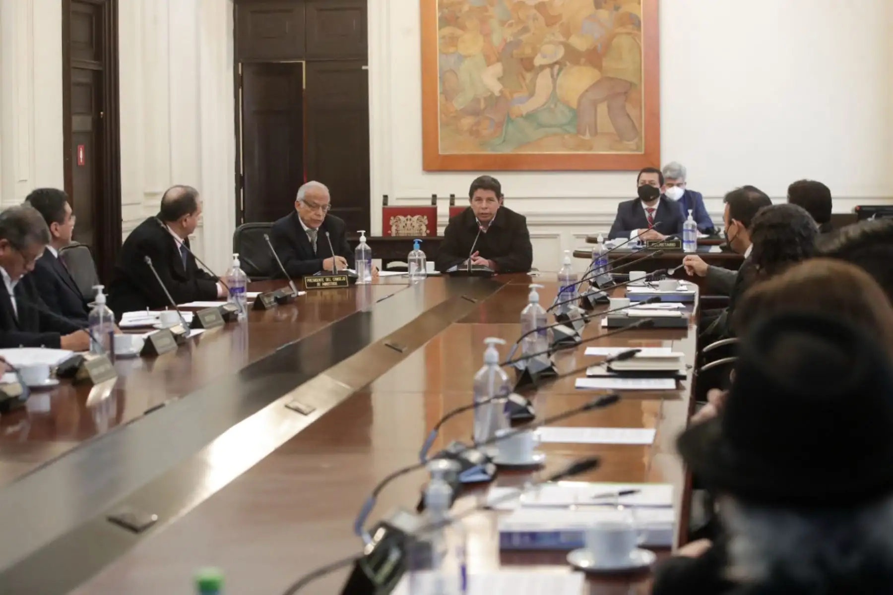 El presidente Pedro Castillo, lidera sesión del Consejo de Ministros, donde se evalúan y debaten temas a favor del país: compra de vacunas para viruela del mono, avances de vacunación COVID-19, políticas de inclusión para poblaciones con discapacidad severa, entre otros. Foto: ANDINA/ Prensa Presidencia