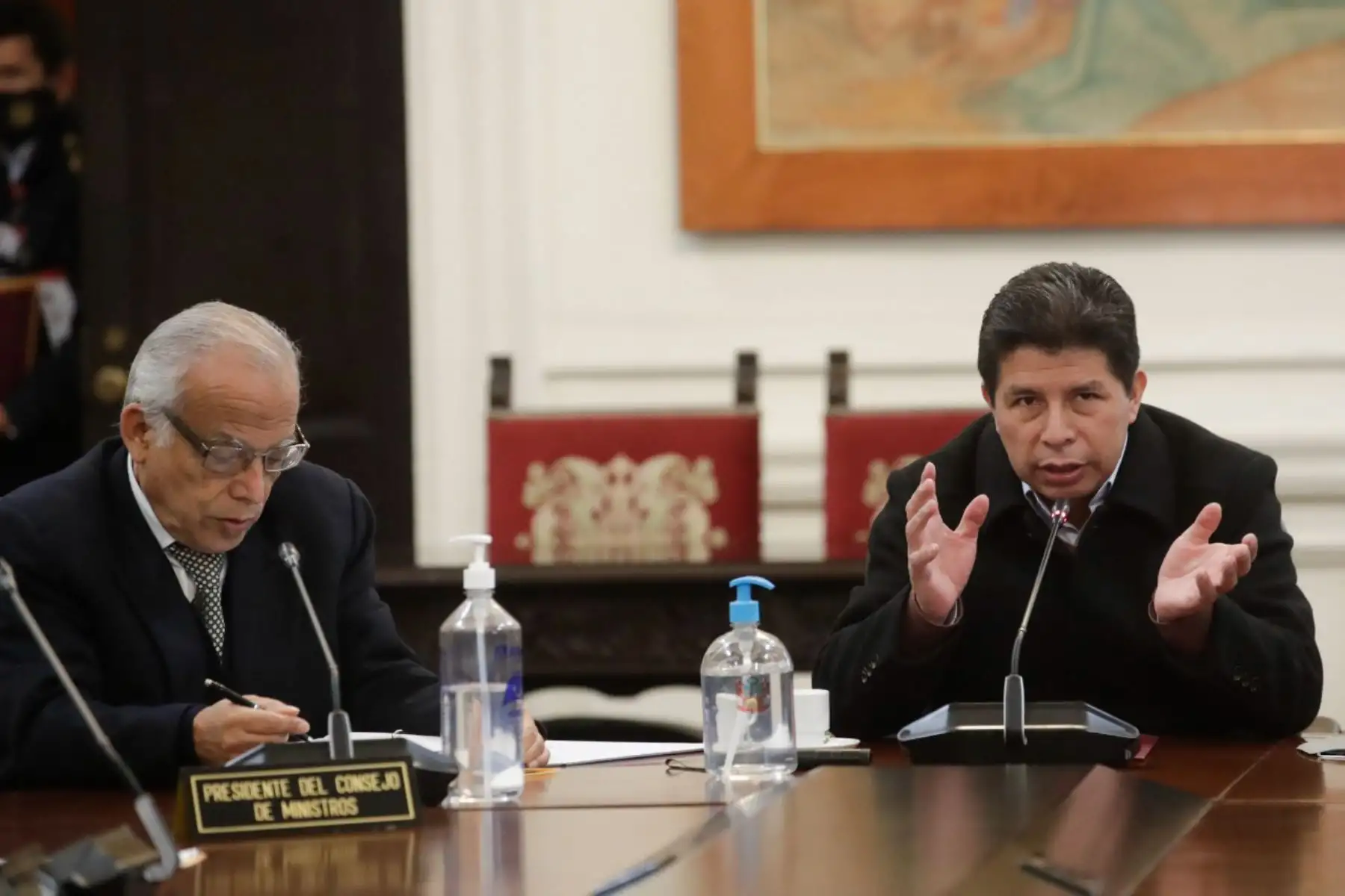 El presidente Pedro Castillo, lidera sesión del Consejo de Ministros, donde se evalúan y debaten temas a favor del país: compra de vacunas para viruela del mono, avances de vacunación COVID-19, políticas de inclusión para poblaciones con discapacidad severa, entre otros. Foto: ANDINA/ Prensa Presidencia