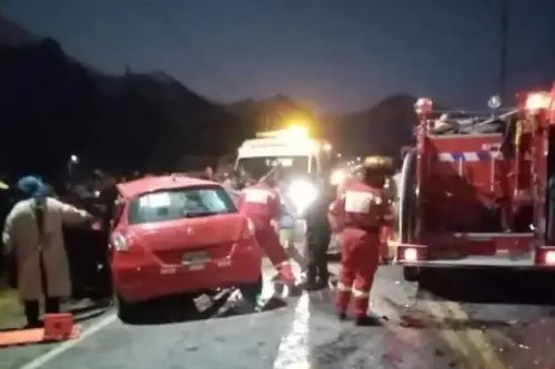 Una pareja de recién casados, sus hijos y familiares que totalizaban ocho personas fallecieron anoche tras la colisión entre una camioneta y un camión de carga en la jurisdicción del distrito de Maranganí, provincia cusqueña de Canchis.