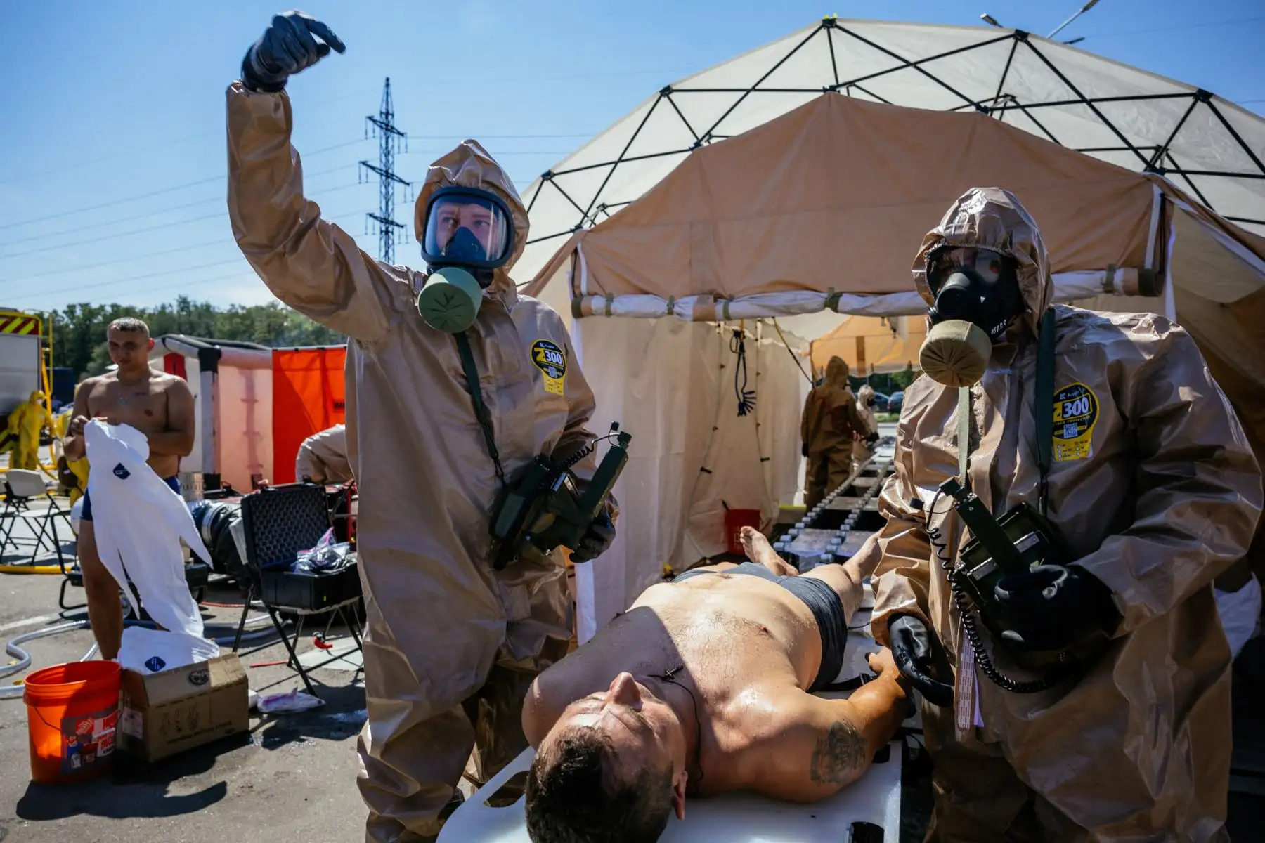 Los rescatistas del Ministerio de Emergencias de Ucrania asisten a un ejercicio en la ciudad de Zaporiyia, en caso de un posible incidente nuclear en la planta de energía nuclear de Zaporiyia ubicada cerca de la ciudad. Foto: AFP