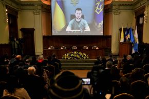 El presidente de Ucrania, Volodymyr Zelensky, habla durante una videoconferencia realizada en la Universidad Católica de Chile. Foto: AFP