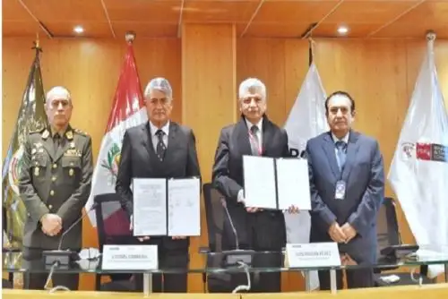 Suscribieron el acuerdo Rufino Galindo, director ejecutivo de Provías Nacional; y el general Luis Vásquez, comandante general del Coadne.