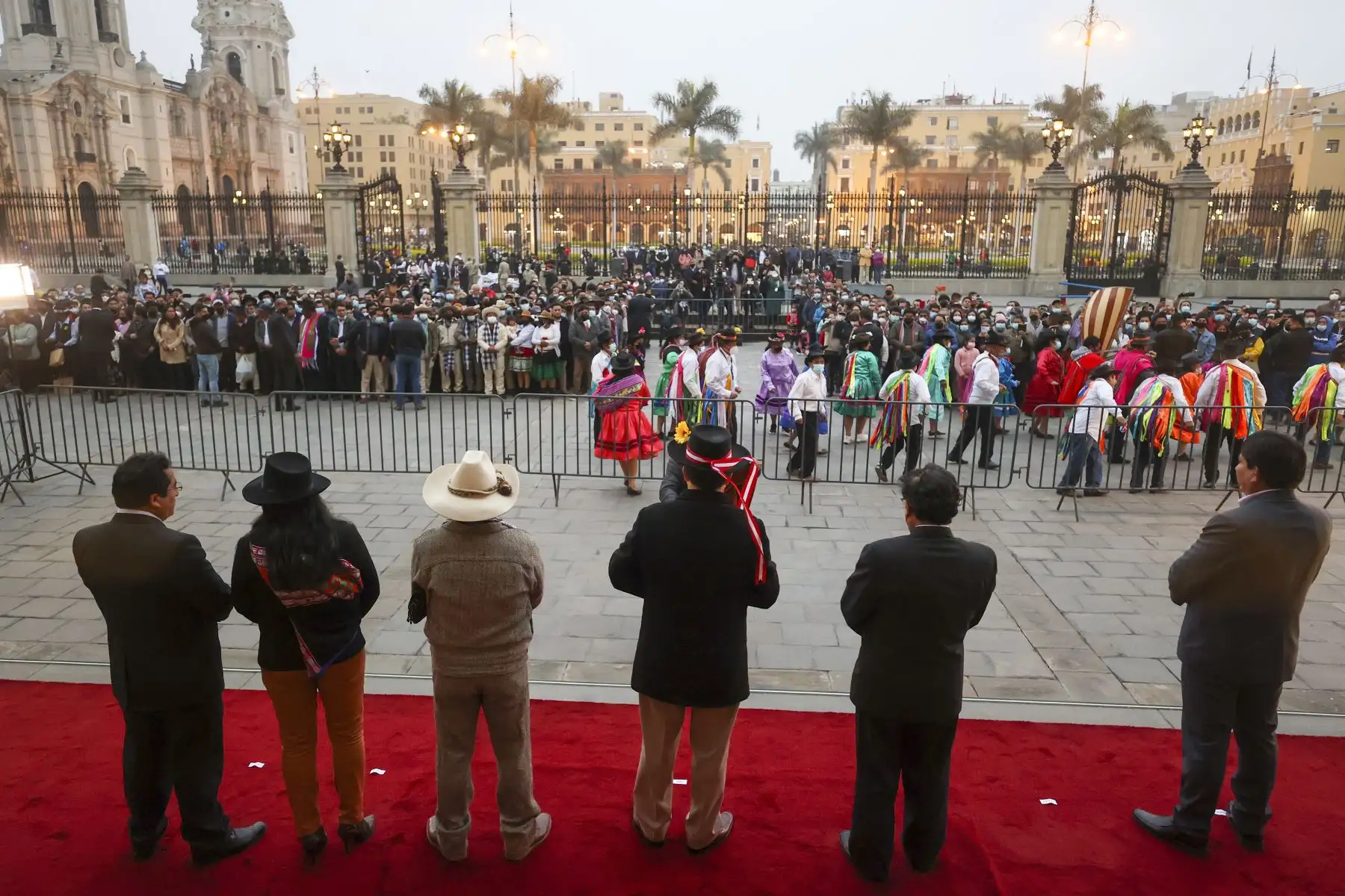 El presidente de la República, Pedro Castillo, se reunió esta tarde con dirigentes de centros poblados de Ayacucho, Apurímac, Huancavelica y Cajamarca, en el Patio de Honor de Palacio de Gobierno. Foto: ANDINA/Prensa Presidencia