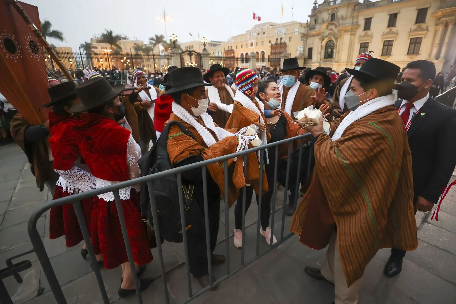 El presidente de la República, Pedro Castillo, se reunió esta tarde con dirigentes de centros poblados de Ayacucho, Apurímac, Huancavelica y Cajamarca, en el Patio de Honor de Palacio de Gobierno. Foto: ANDINA/Prensa Presidencia