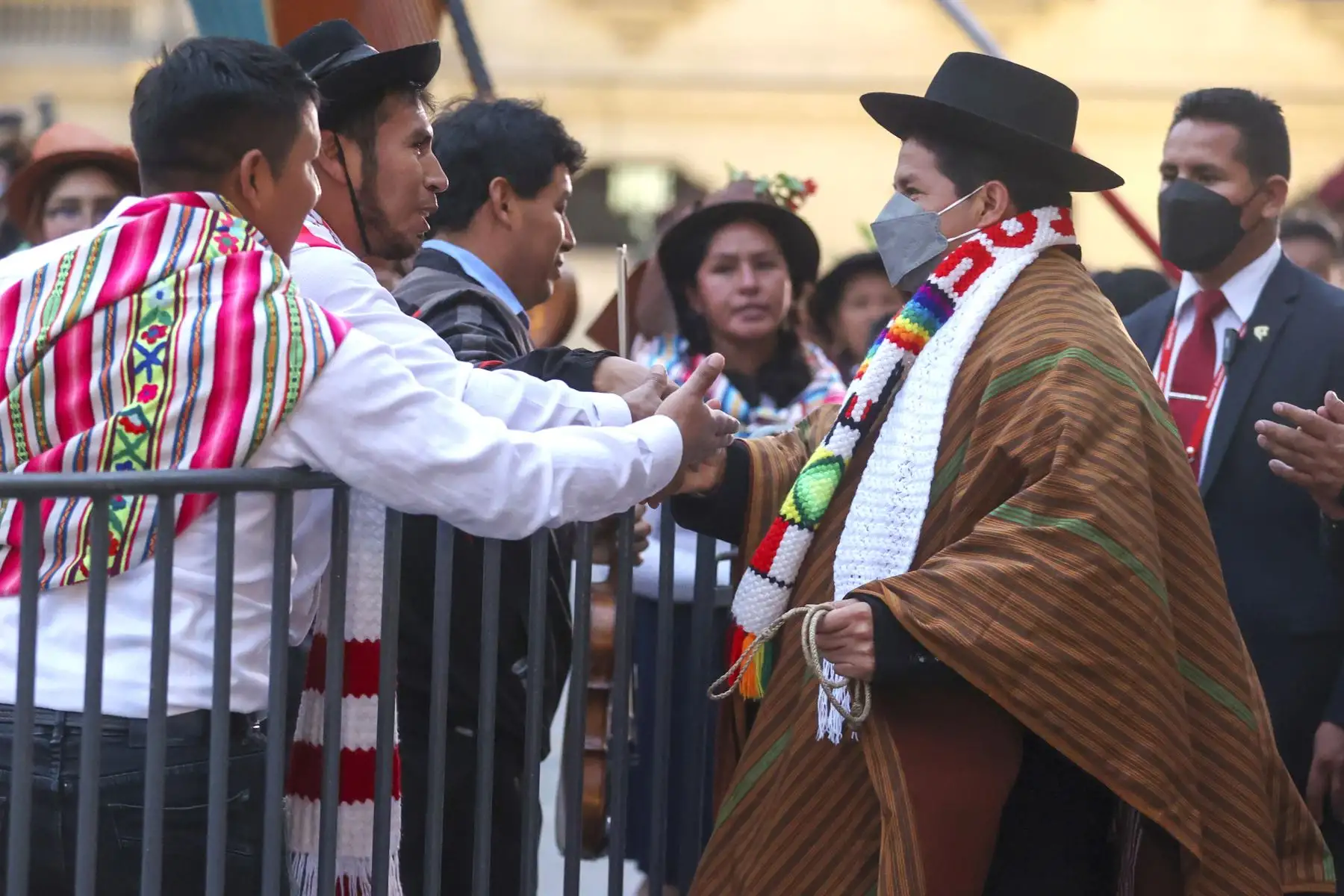 El presidente de la República, Pedro Castillo, se reunió esta tarde con dirigentes de centros poblados de Ayacucho, Apurímac, Huancavelica y Cajamarca, en el Patio de Honor de Palacio de Gobierno. Foto: ANDINA/Prensa Presidencia