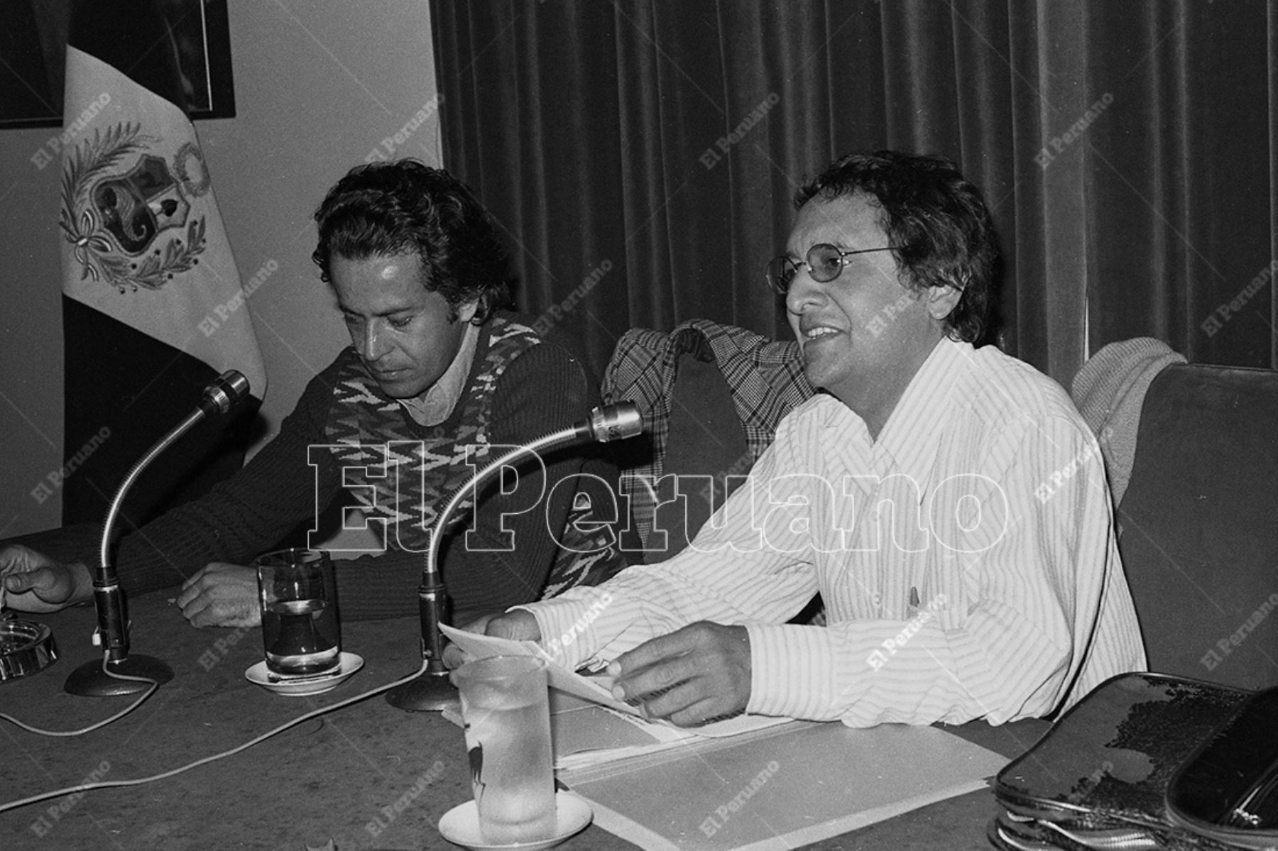 Lima - 10 mayo 1977 / Escritores César Calvo (izq) y Manuel Scorza (der) en una conferencia. Foto: Archivo Histórico de El Peruano / Bernabé Wong