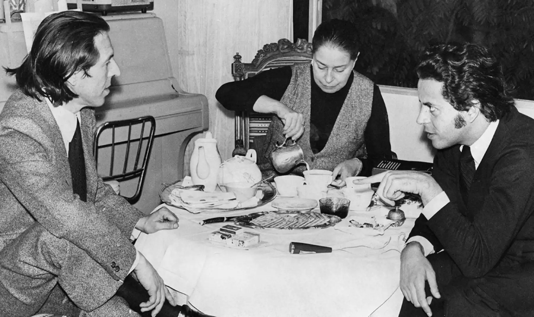 Lima - 16 enero 1971 / El narrador Julio Ramón Ribeyro, la compositora Chabuca Granda y el poeta César Calvo. Foto: Archivo Familiar