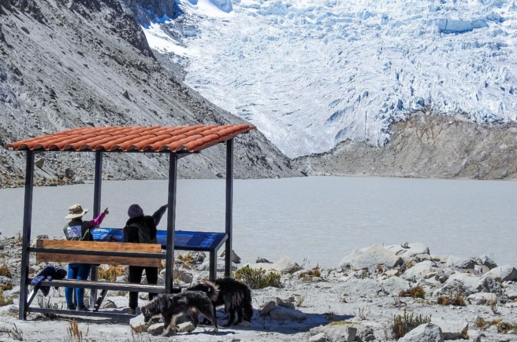 Turistas locales, nacionales y extranjeros ya pueden contemplar la belleza del imponente nevado Ausangate, la flora y fauna que encierra el Área de Conservación Regional Ausangate, gracias a la instalación del centro de interpretación y tres miradores turísticos.