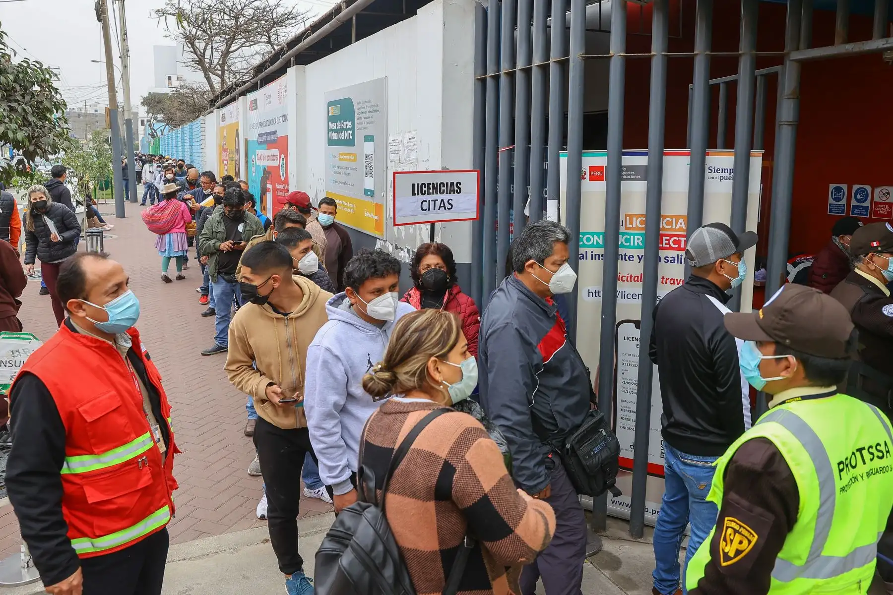 Los ciudadanos que estén tramitando sus licencias en Lima Metropolitana y hayan aprobado los exámenes médicos, de conocimientos y de conducción, según corresponda, pueden ingresar a la web y reservar su cita para recoger su brevete durante estos dos días. Foto. ANDINA/ Andrés Valle