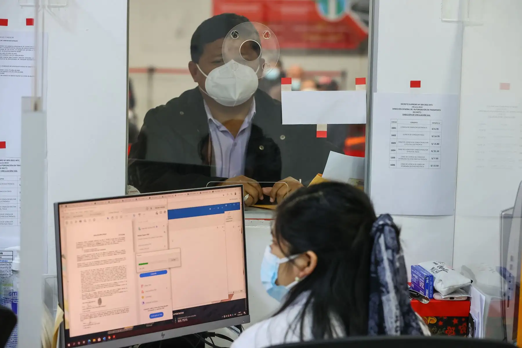 Los ciudadanos que estén tramitando sus licencias en Lima Metropolitana y hayan aprobado los exámenes médicos, de conocimientos y de conducción, según corresponda, pueden ingresar a la web y reservar su cita para recoger su brevete durante estos dos días. Foto. ANDINA/ Andrés Valle