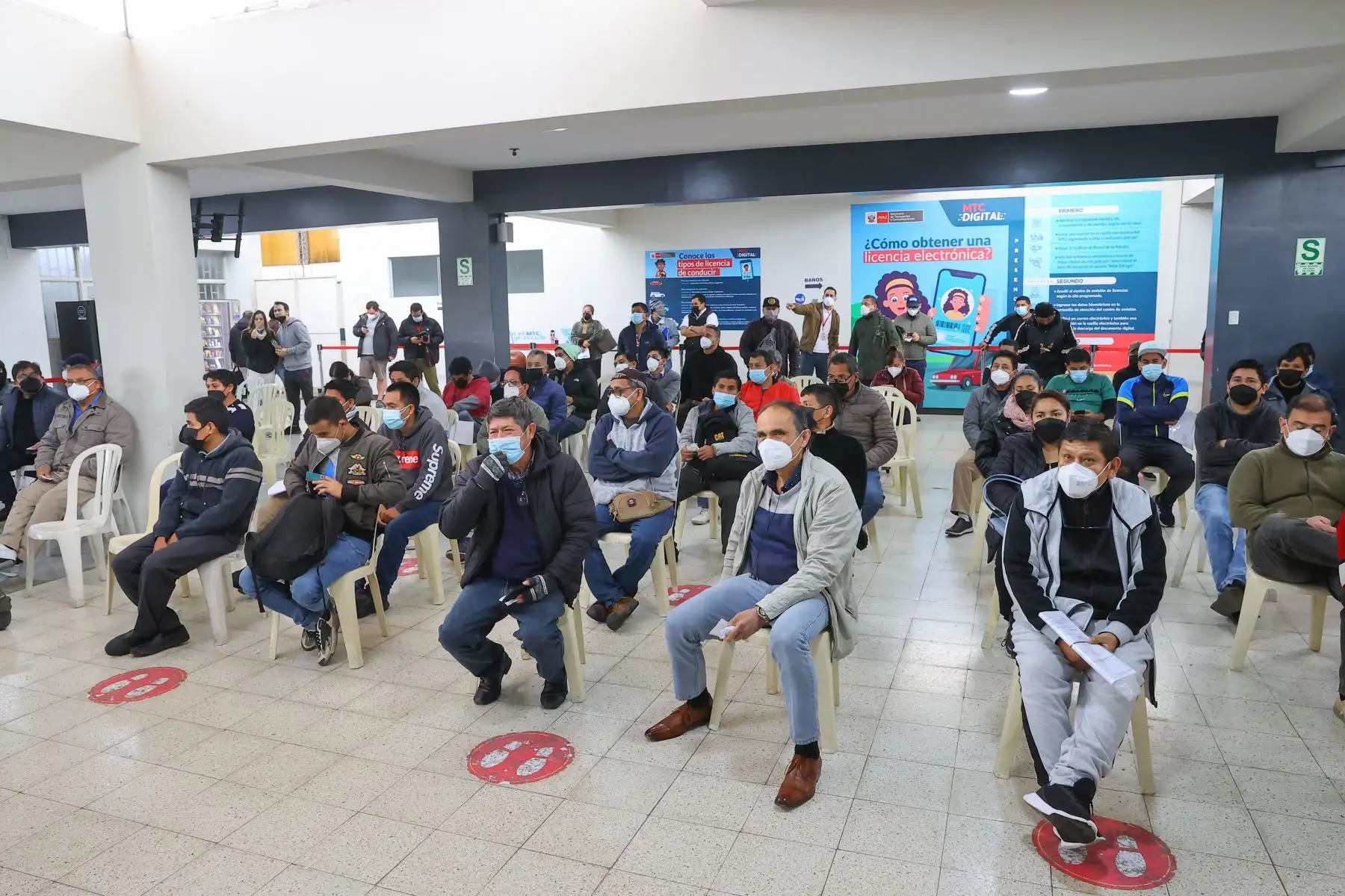 Los ciudadanos que estén tramitando sus licencias en Lima Metropolitana y hayan aprobado los exámenes médicos, de conocimientos y de conducción, según corresponda, pueden ingresar a la web y reservar su cita para recoger su brevete durante estos dos días. Foto. ANDINA/ Andrés Valle