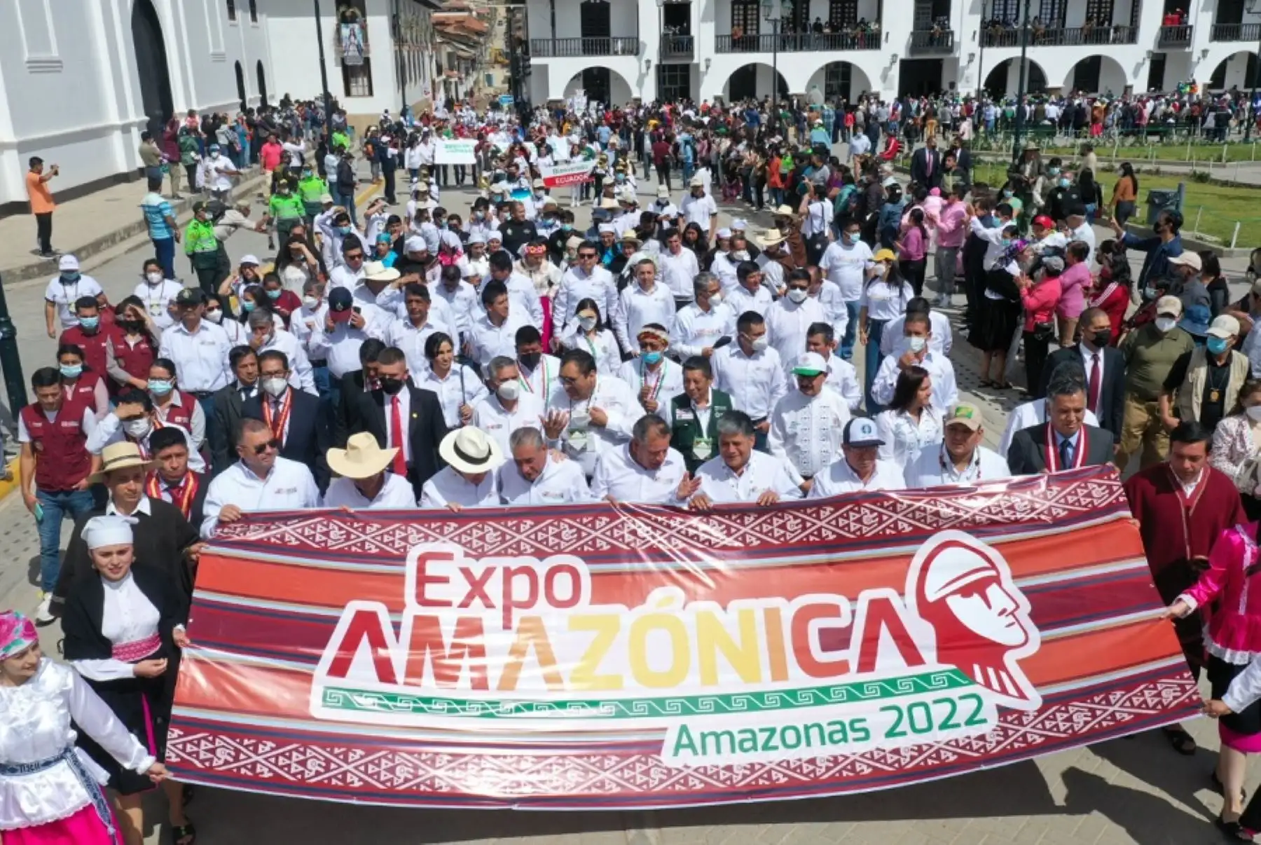 Con un colorido y alegre pasacalle encabezado por los gobernadores de las regiones Amazonas, Loreto, San Martín, Ucayali, Huánuco y Madre de Dios quienes integran la Mancomunidad Regional Amazónica, se dio inicio a las actividades por la ExpoAmazónica 2002, que este año vuelve a ser presencial y se realiza en la ciudad de Chachapoyas, capital del departamento de Amazonas.