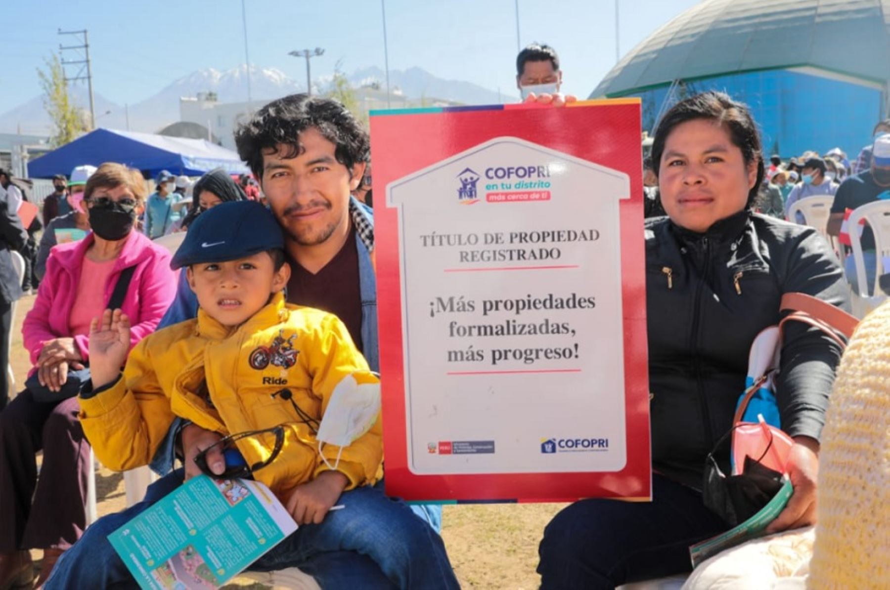 Cofopri entregó 1,871 títulos de propiedad para familias e instituciones de las ocho provincias de la región Arequipa.