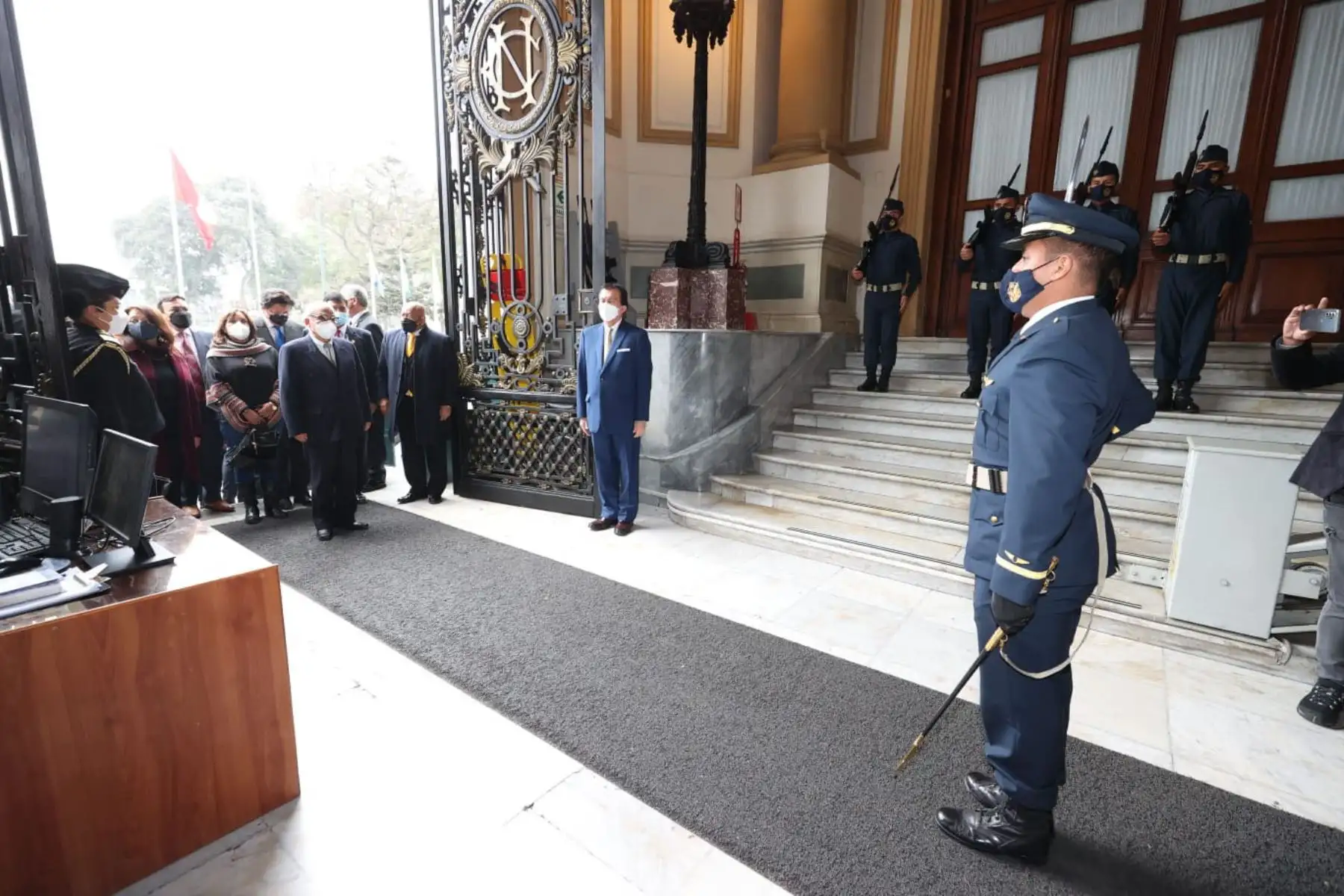 El presidente del Consejo de Ministros, Aníbal Torres llega al Congreso de la República para atender la citación de la Representación Nacional, de acuerdo con la Moción 3571, acompañado por todos los integrantes del gabinete ministerial.
Foto: PCM