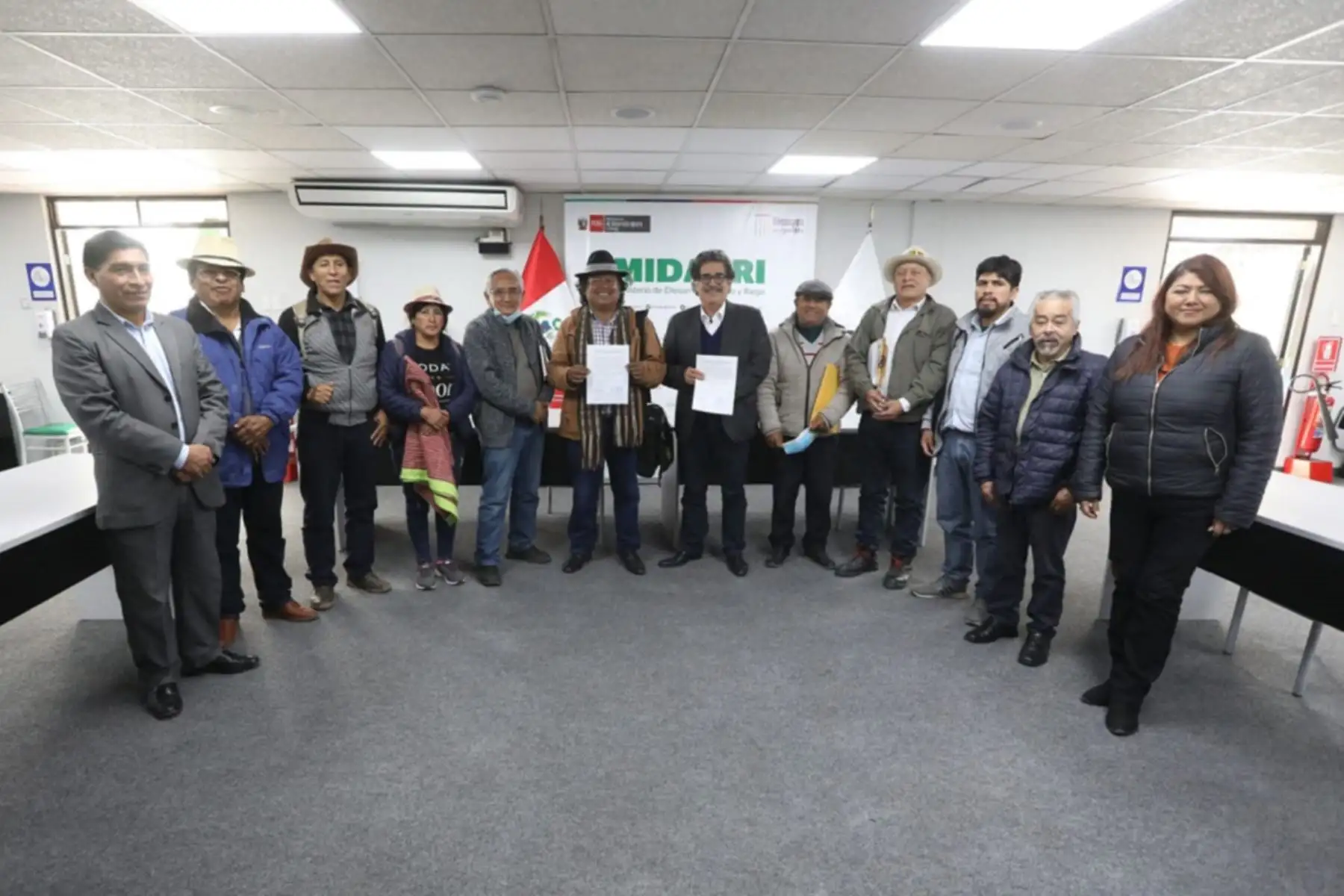 Ministro de Desarrollo Agrario y Riego, Andrés Alencastre, sostuvo reunión con representantes de la Confederación Nacional de Comunidades afectadas por la Minería e Hidrocarburos (Conacamhi-Perú). Foto: Cortesía.