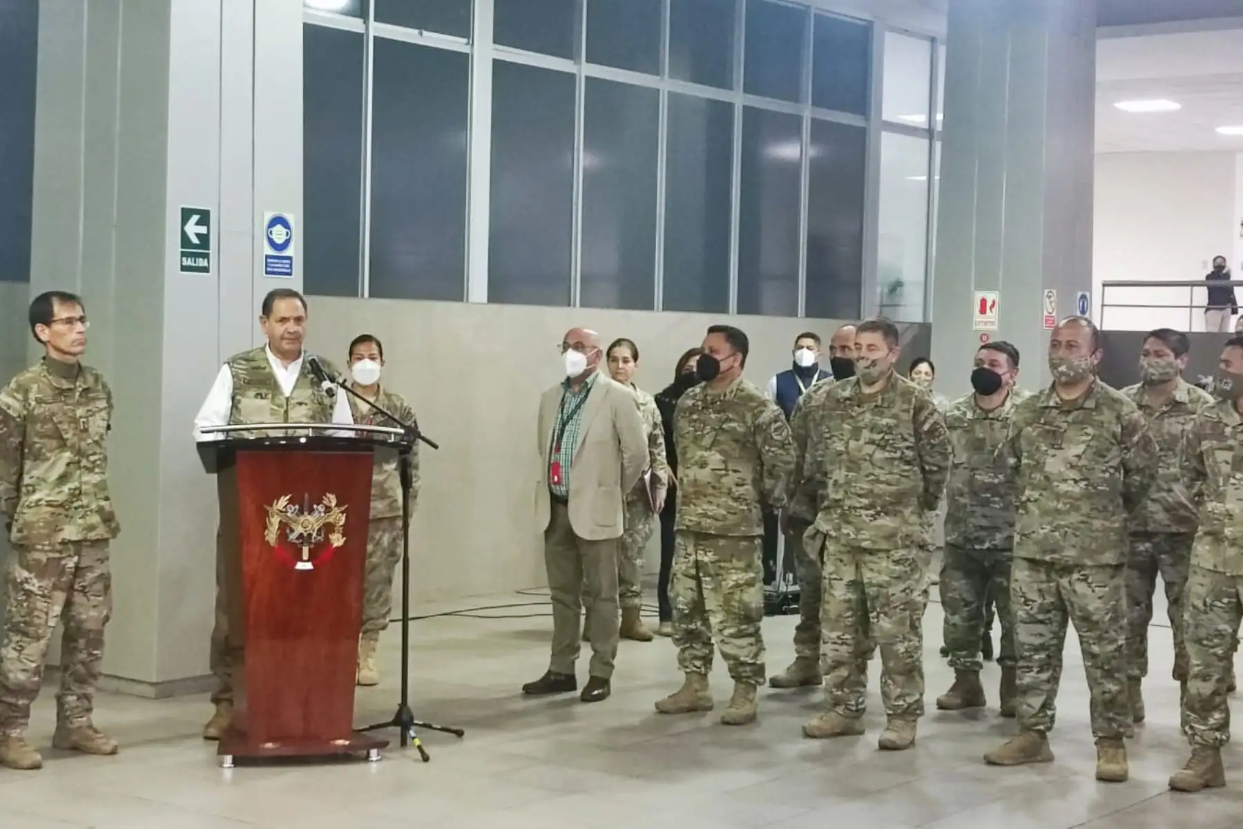 El ministro de Defensa, José Luis Gavidia Arrascue, reconoce y agradece a los valerosos miembros de las Fuerzas Armadas que participaron en la operación “Patriota”, que asestó un duro golpe a los remanentes de la organización terrorista Sendero Luminoso en la jurisdicción del valle de los ríos Apurímac, Ene y Mantaro (Vraem). Foto: ANDINA/ Héctor Vinces