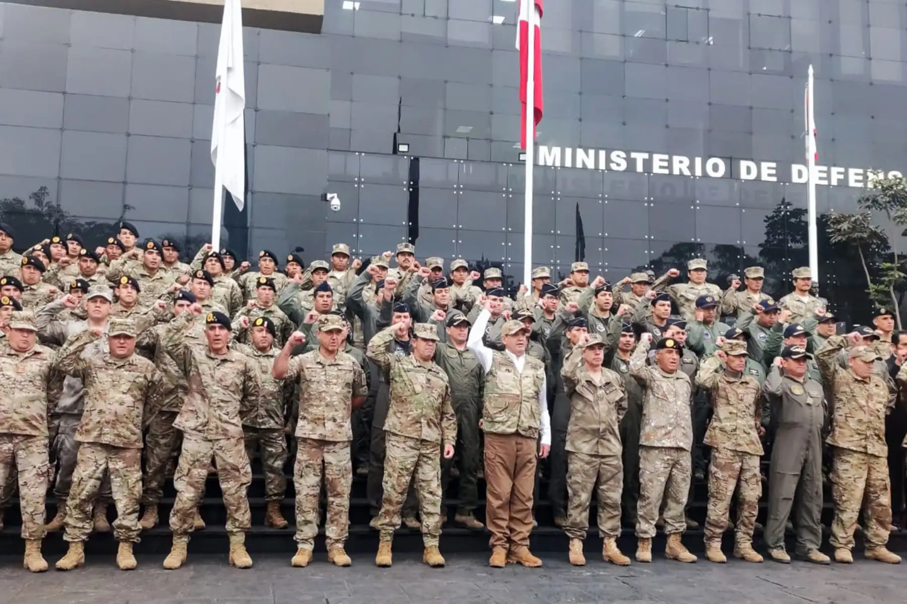 El ministro de Defensa, José Luis Gavidia Arrascue, reconoce y agradece a los valerosos miembros de las Fuerzas Armadas que participaron en la operación “Patriota”, que asestó un duro golpe a los remanentes de la organización terrorista Sendero Luminoso en la jurisdicción del valle de los ríos Apurímac, Ene y Mantaro (Vraem). Foto: ANDINA/ Héctor Vinces