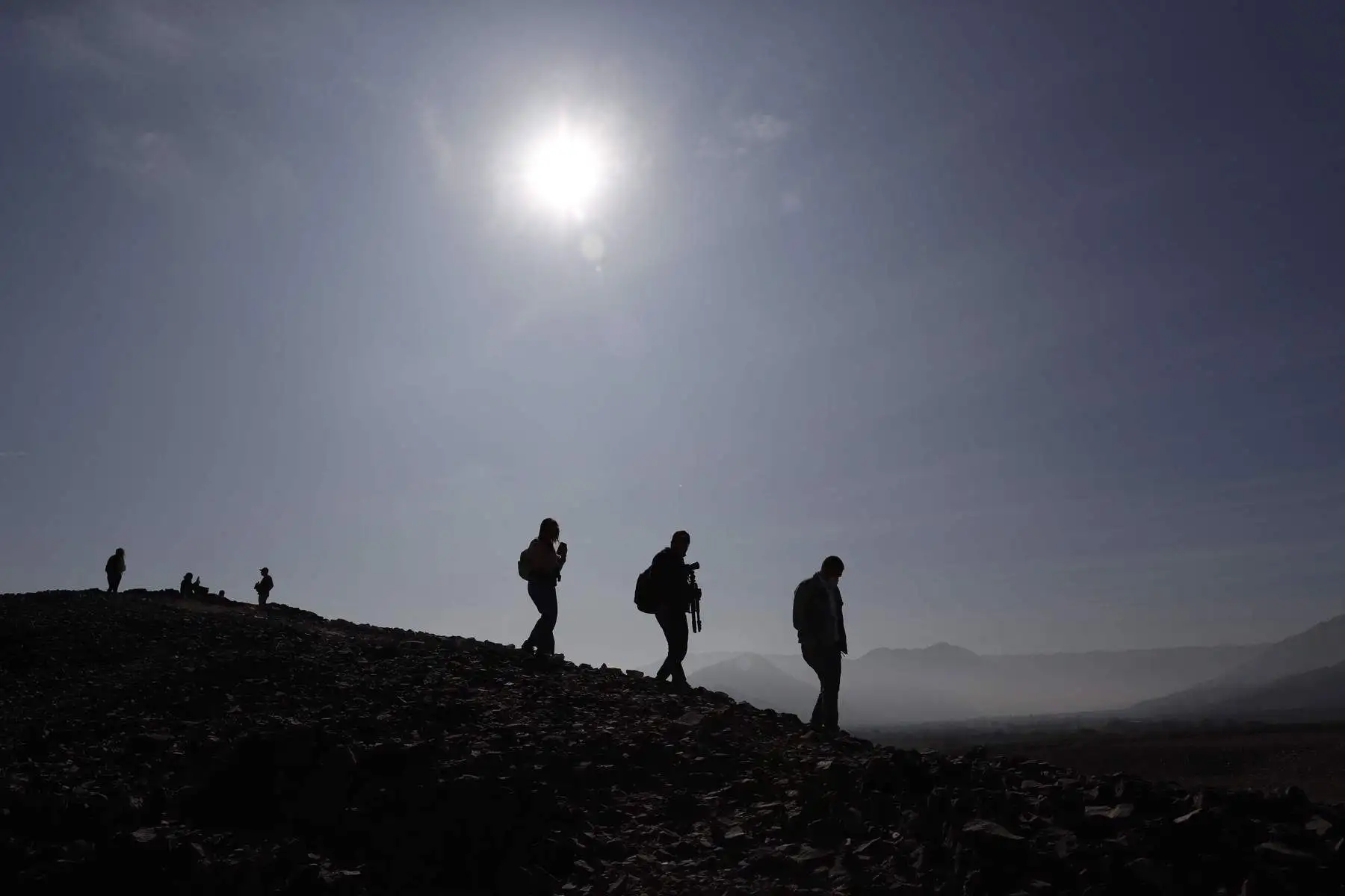 Turistas explorando en las pampas de Nazca en Perú. Foto: EFE