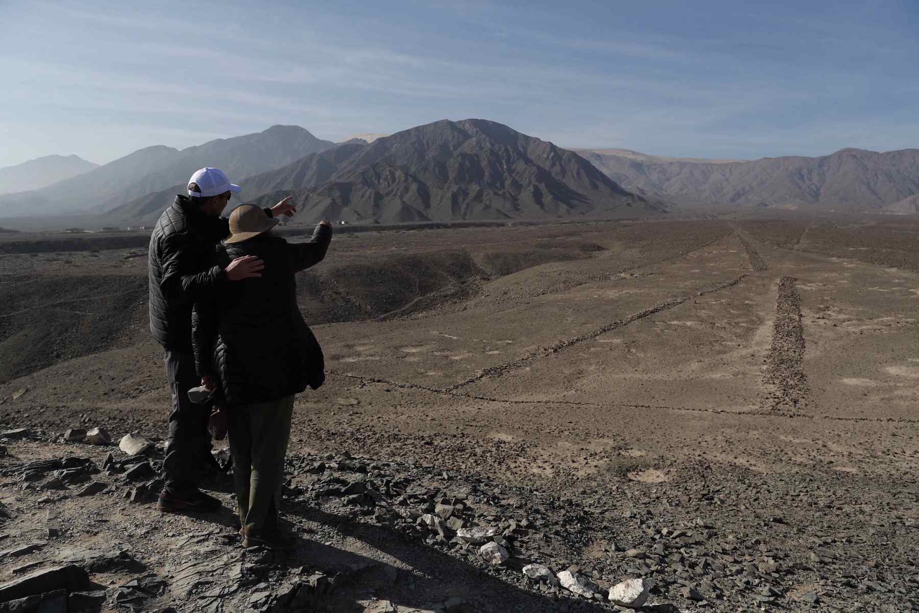 Turistas explorando en las pampas de Nazca en Perú. Foto: EFE