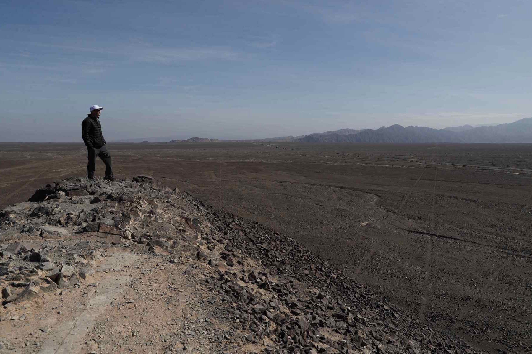 Turistas explorando en las pampas de Nazca en Perú. Foto: EFE
