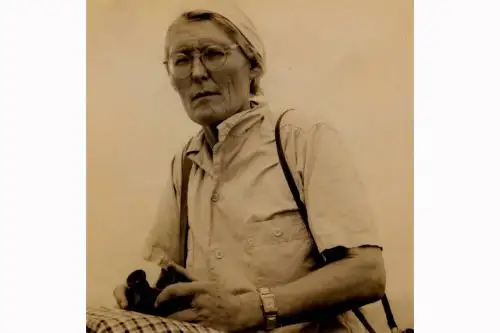 Fotografía cedida del Archivo Privado, sin fechar, que muestra a María Reiche. La dedicación y curiosidad extrema de una joven alemana que descubrió por casualidad unas enigmáticas figuras en mitad del desierto peruano en los años cuarenta, le llevó a investigar y defender una de las joyas del patrimonio de Perú. Foto: EFE