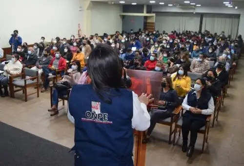 Más de 100 personas que aspiran a ocupar cargos públicos en las próximas elecciones regionales y municipales 2022 fueron capacitados en la forma correcta de presentar la información financiera de sus campañas políticas.