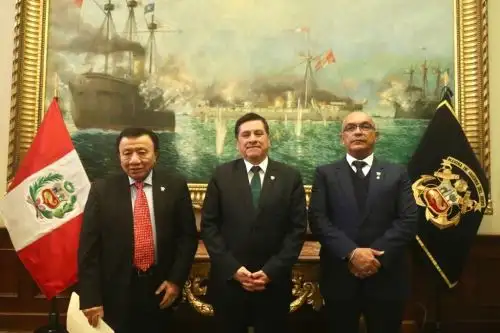 El congresista de AP Luis Aragón (centro) preside la Comisión de Transportes del Congreso.