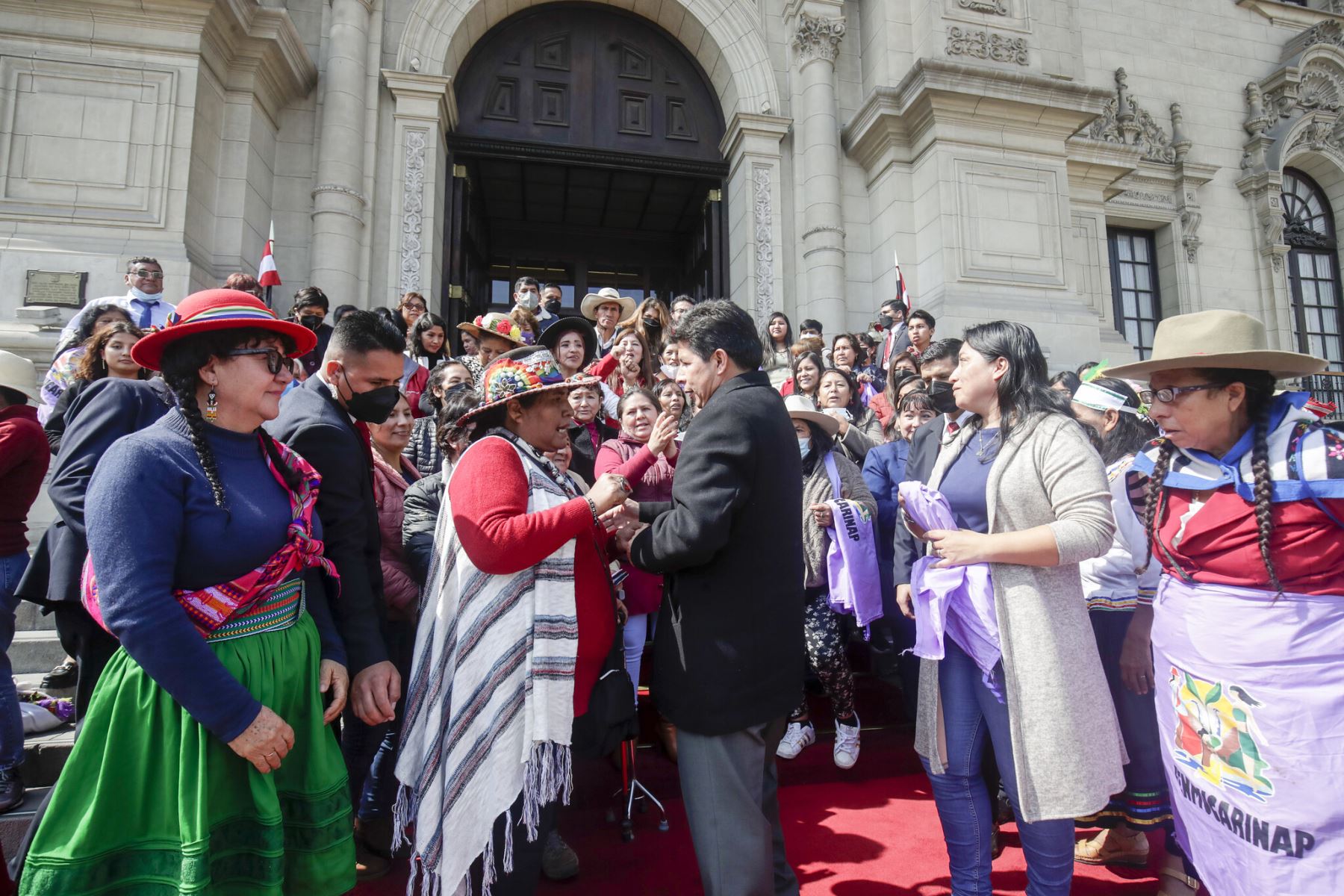 Presidente de la República, Pedro Castillo, sostiene reunión con la Federación Nacional de Mujeres Campesinas, Artesanas, Indígenas, Nativas y Asalariadas del Perú (FENMUCARINAP).
Foto: ANDINA/Prensa Presidencia